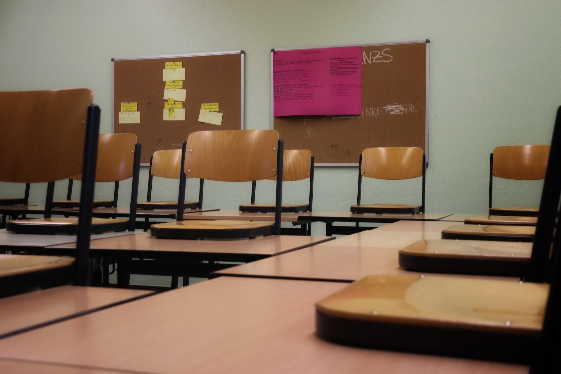 klasa ławki krzesła tablica korkowa żółte kartki różowe biała ściana