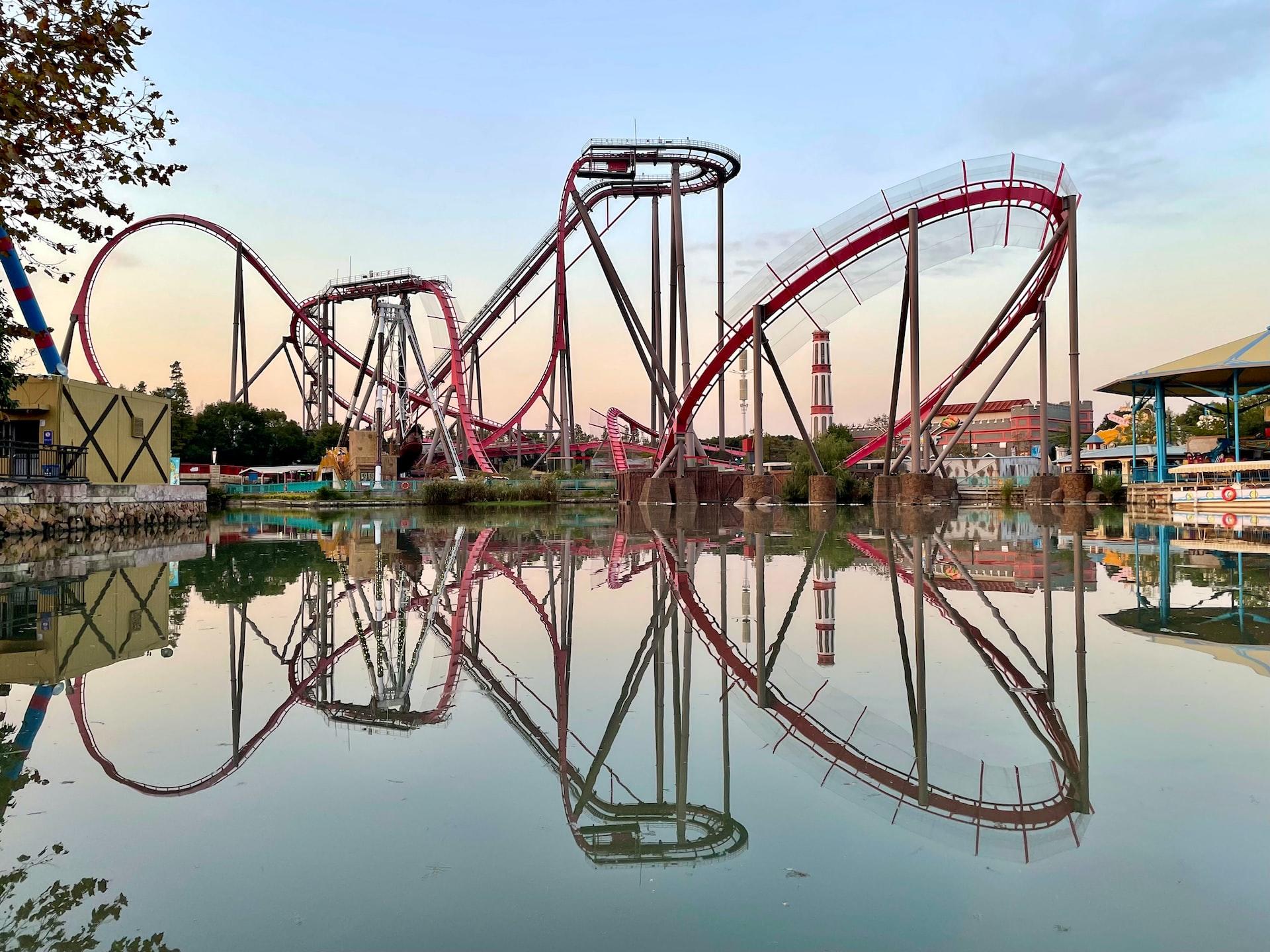 roller coaster niebo odbicie w wodzie