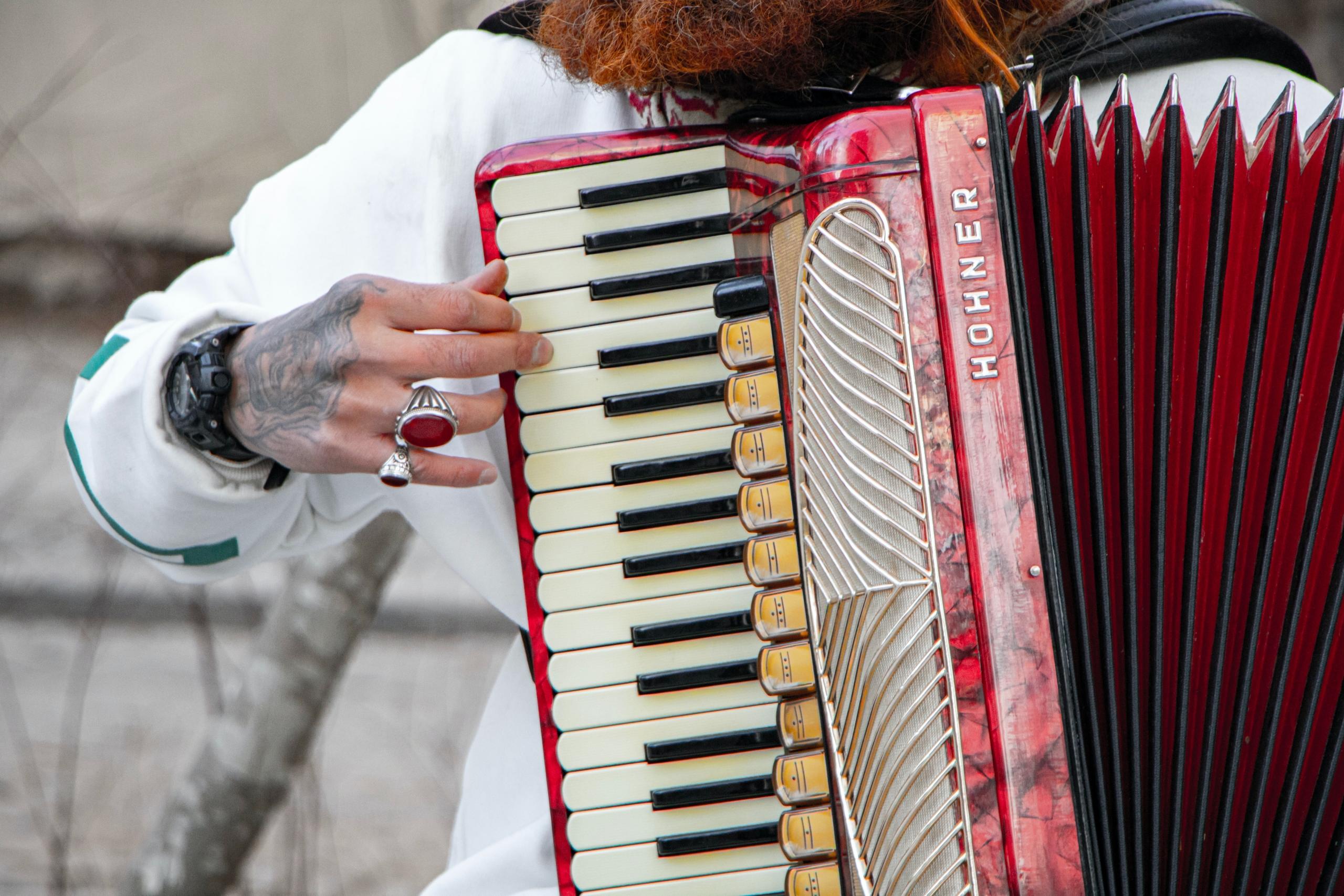 akordeon akordeonista czerwony instrument muzyczny