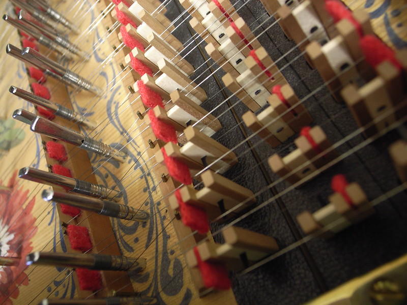 mechanizm muzyczny wnętrze klawesynu