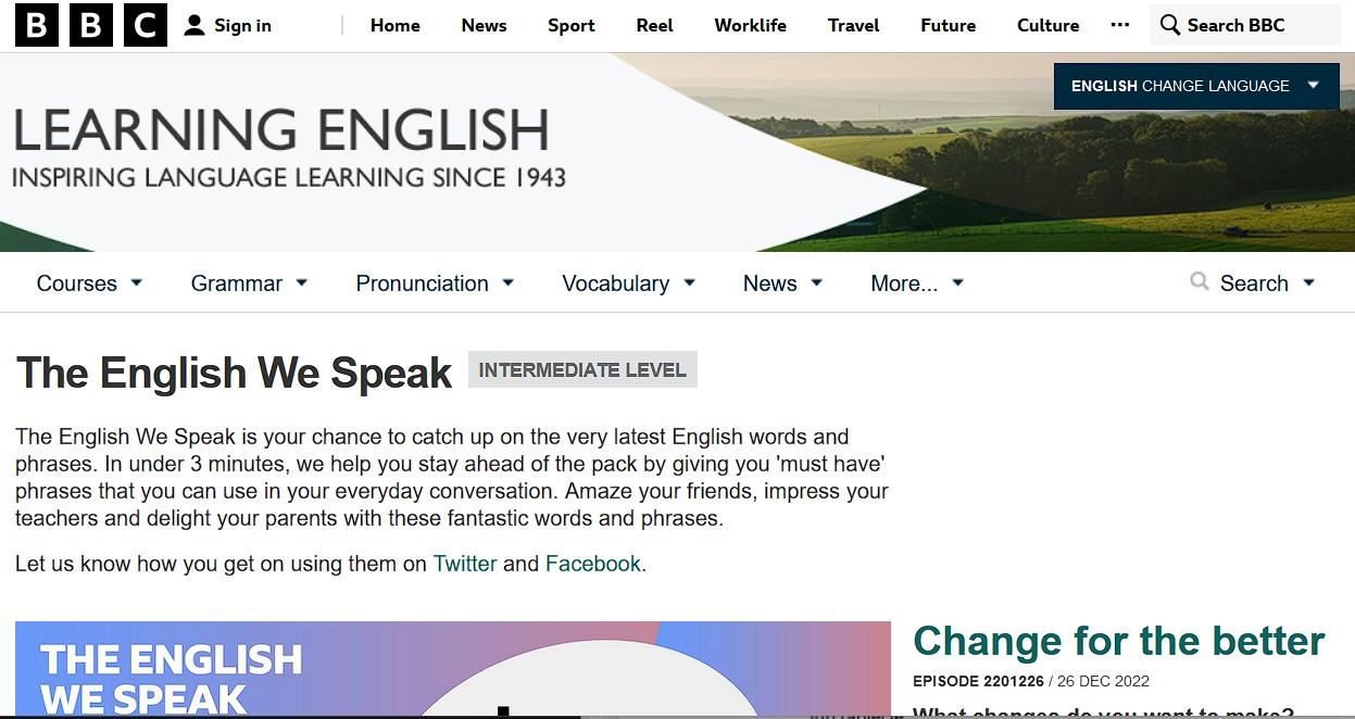strona bbc z otwartą zakładką podcastu the wnglish we speak z biało- czarną szatą