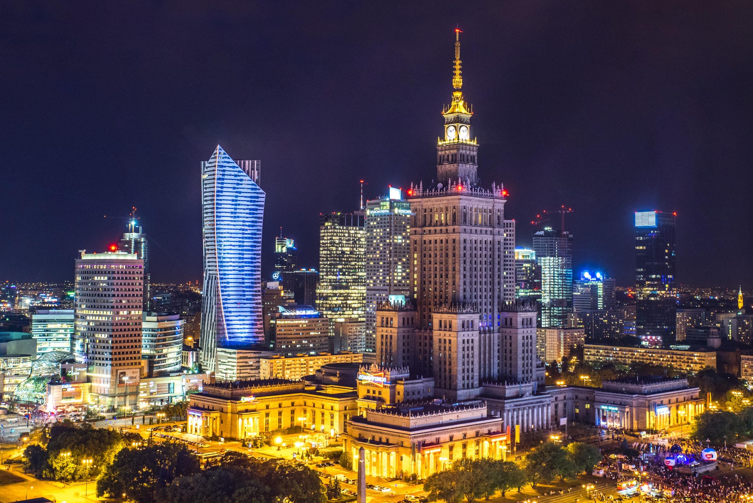 Warszawa nocą, światła uliczne, wieżowce, pałac kultury