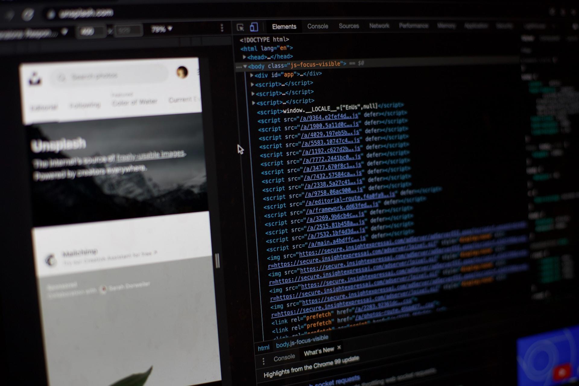 Monitor komputerowy, kod HTML.