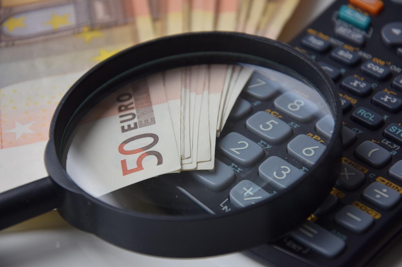 numery na klawiaturze, lupa i liczne banknoty 50 euro