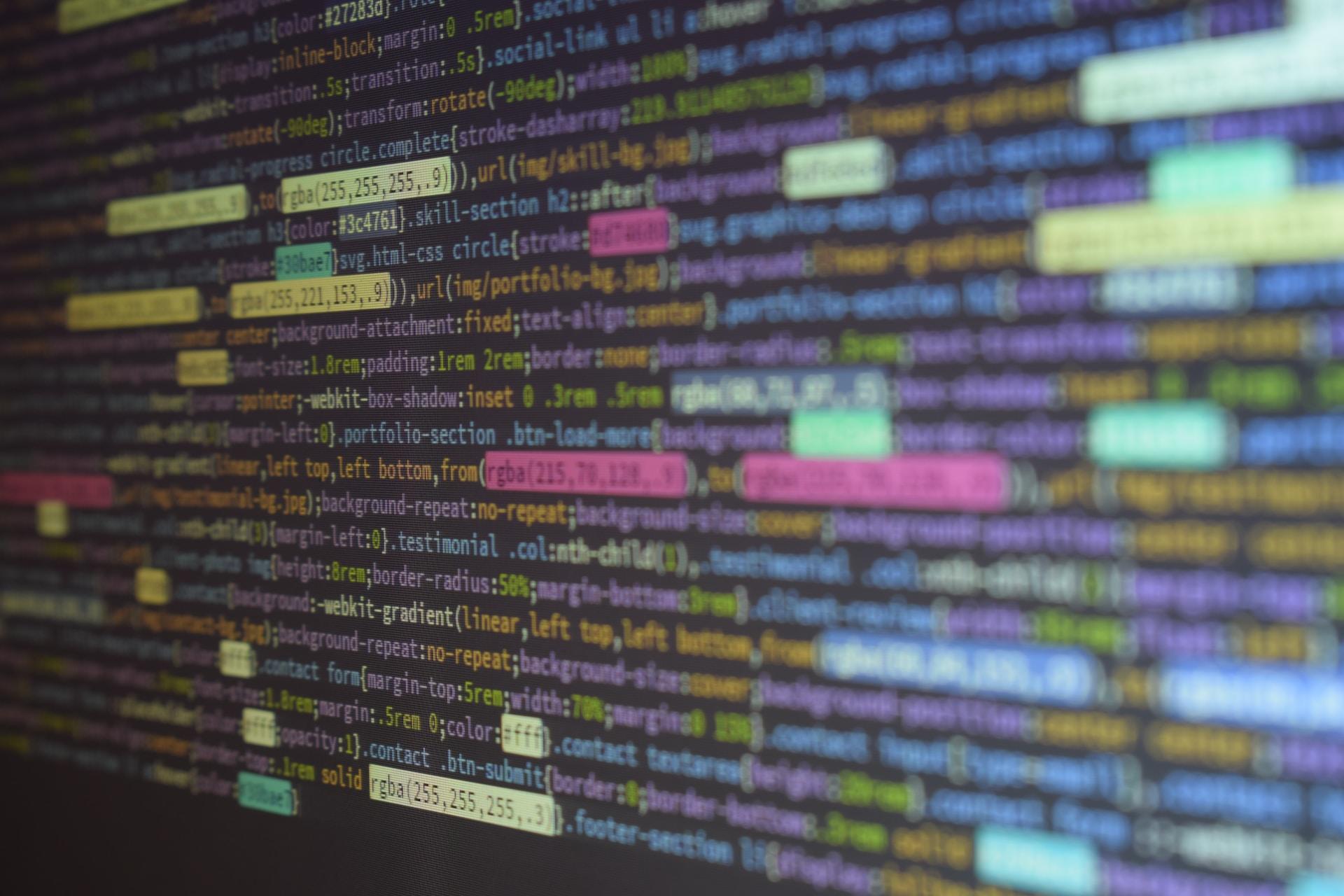 Kolorowe ciągi tekstu na monitorze komputera, programowanie komputerowe, Java.
