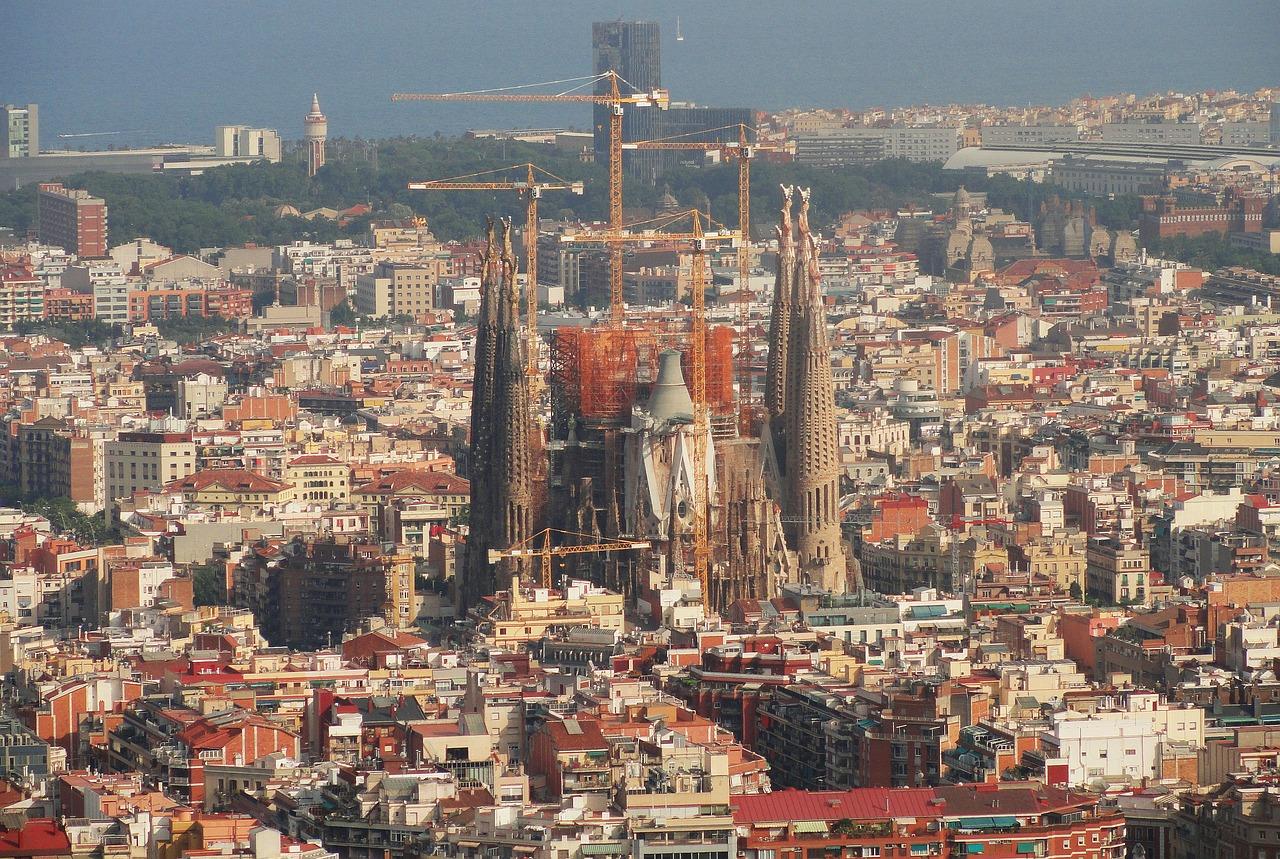 Panorama miasta Barcelona, katedra Sagrada Familia w tle. 