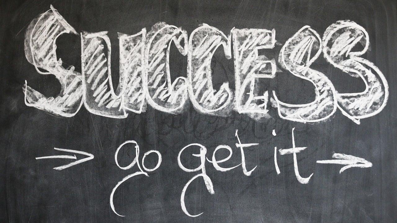 Tablica z napisanym kredą zdaniem ''success go get it''
