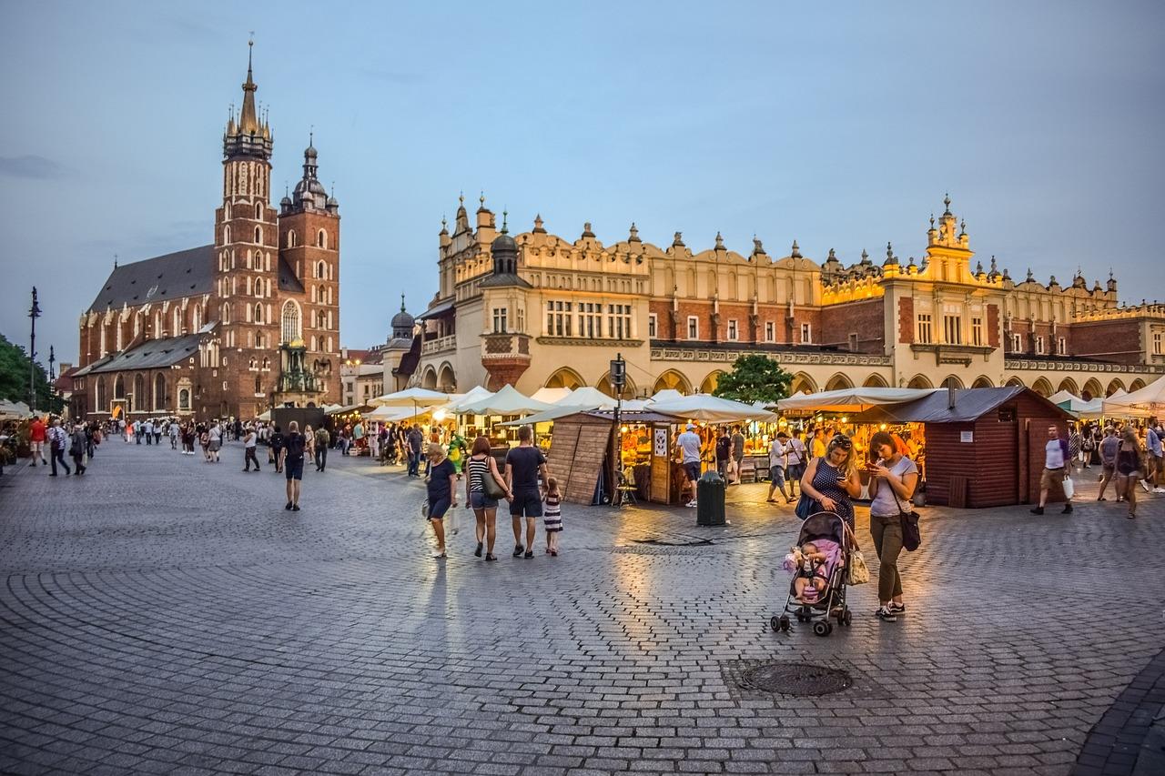 Rynek w Krakowie, światla, katedra, sukiennice w tle