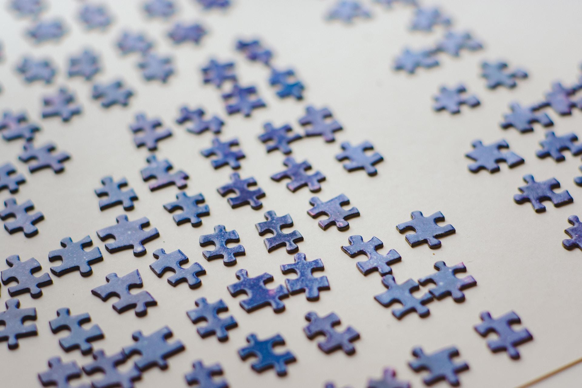 Układanka z fragmentami nieba, niebieskie puzzle.