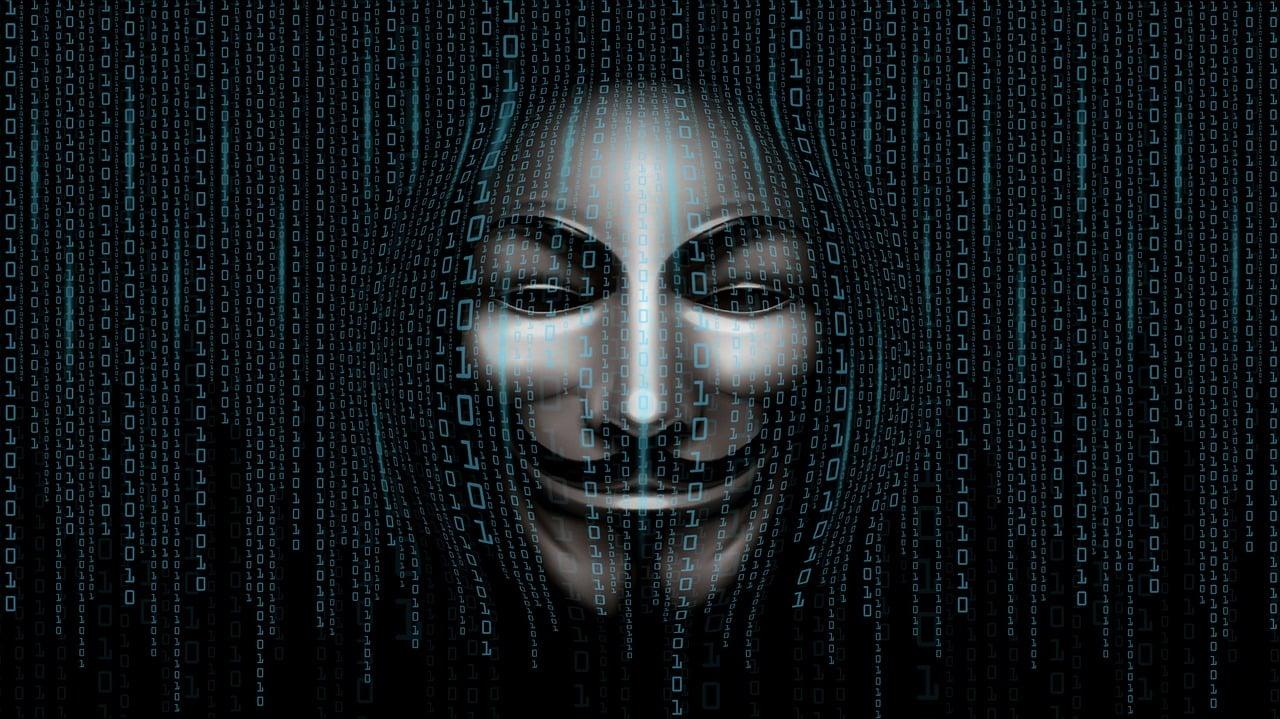 Haker w masce Anonymous.