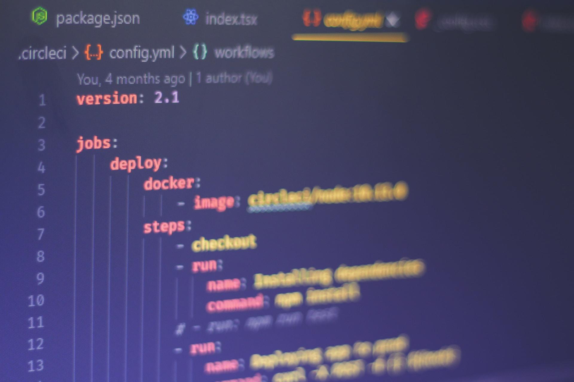 Programowanie komputerowe, język programowania na ekranie monitora.