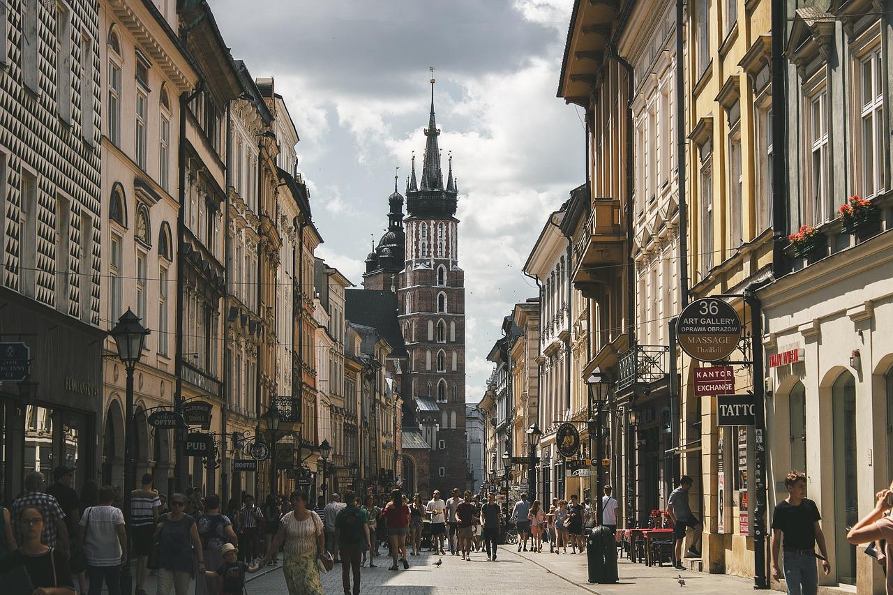 kamieniczki, ulica oraz katedra z tle