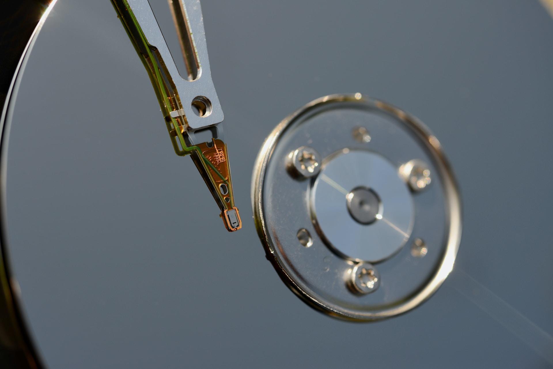 Dysk twardy, mechanizm dysku twardego.