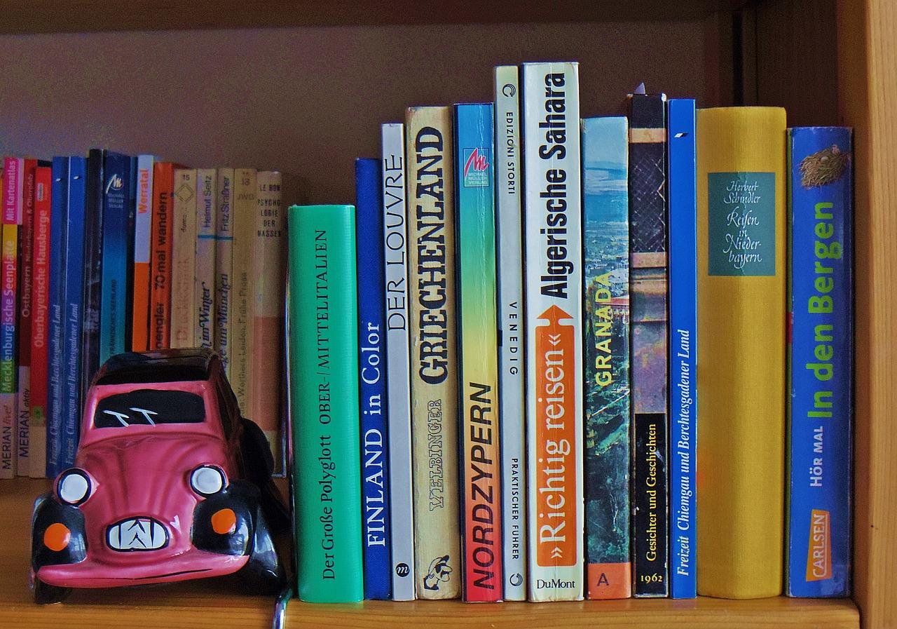 Książki, samochodzik, język niemiecki, biblioteczka.