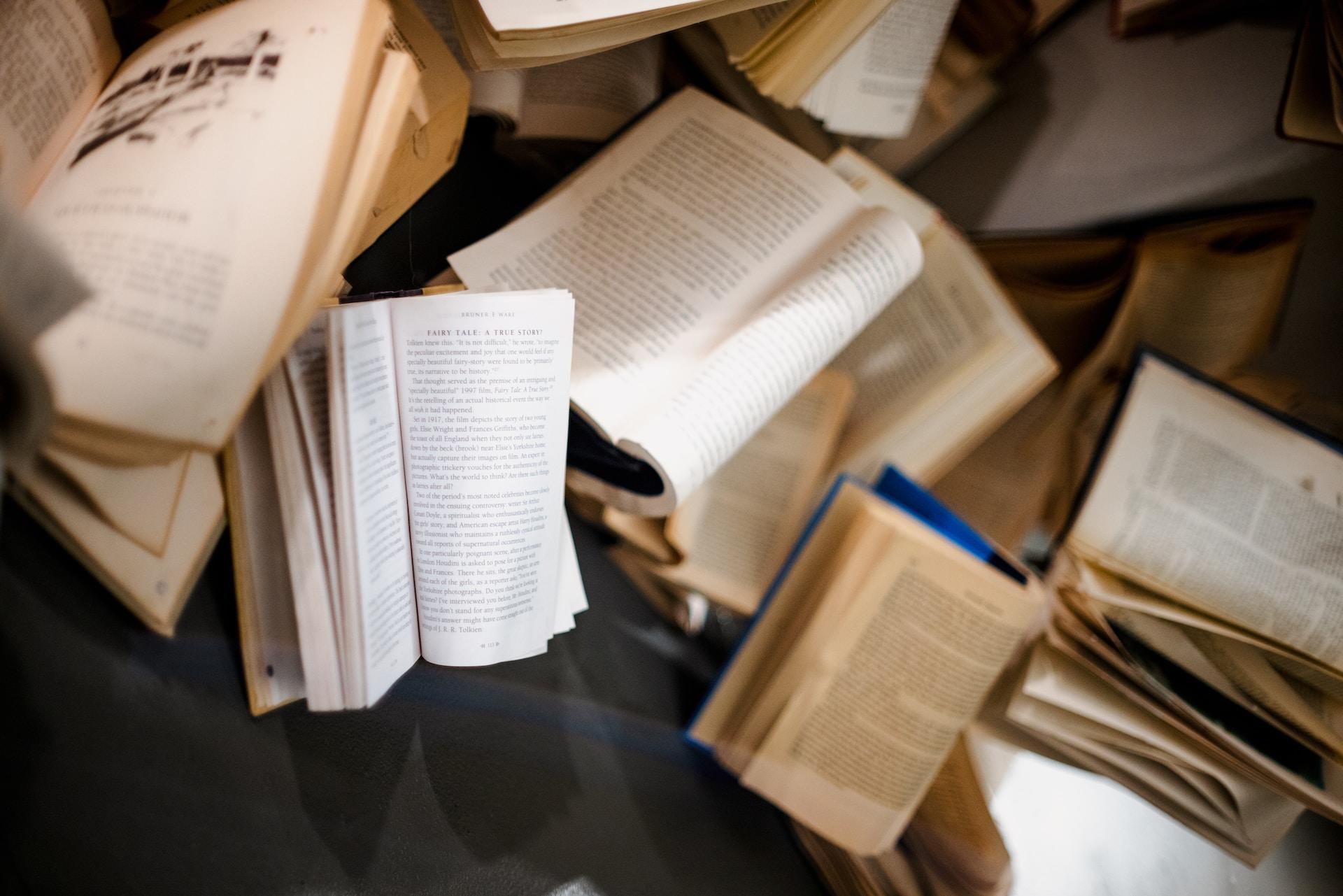 Otwarte książki na podłodze.