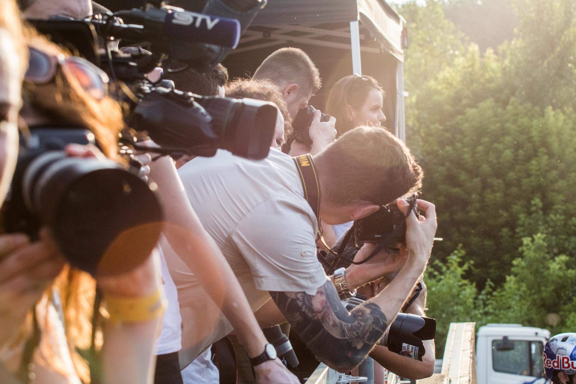 Fotografowie, drzewa, aparaty fotograficzne.