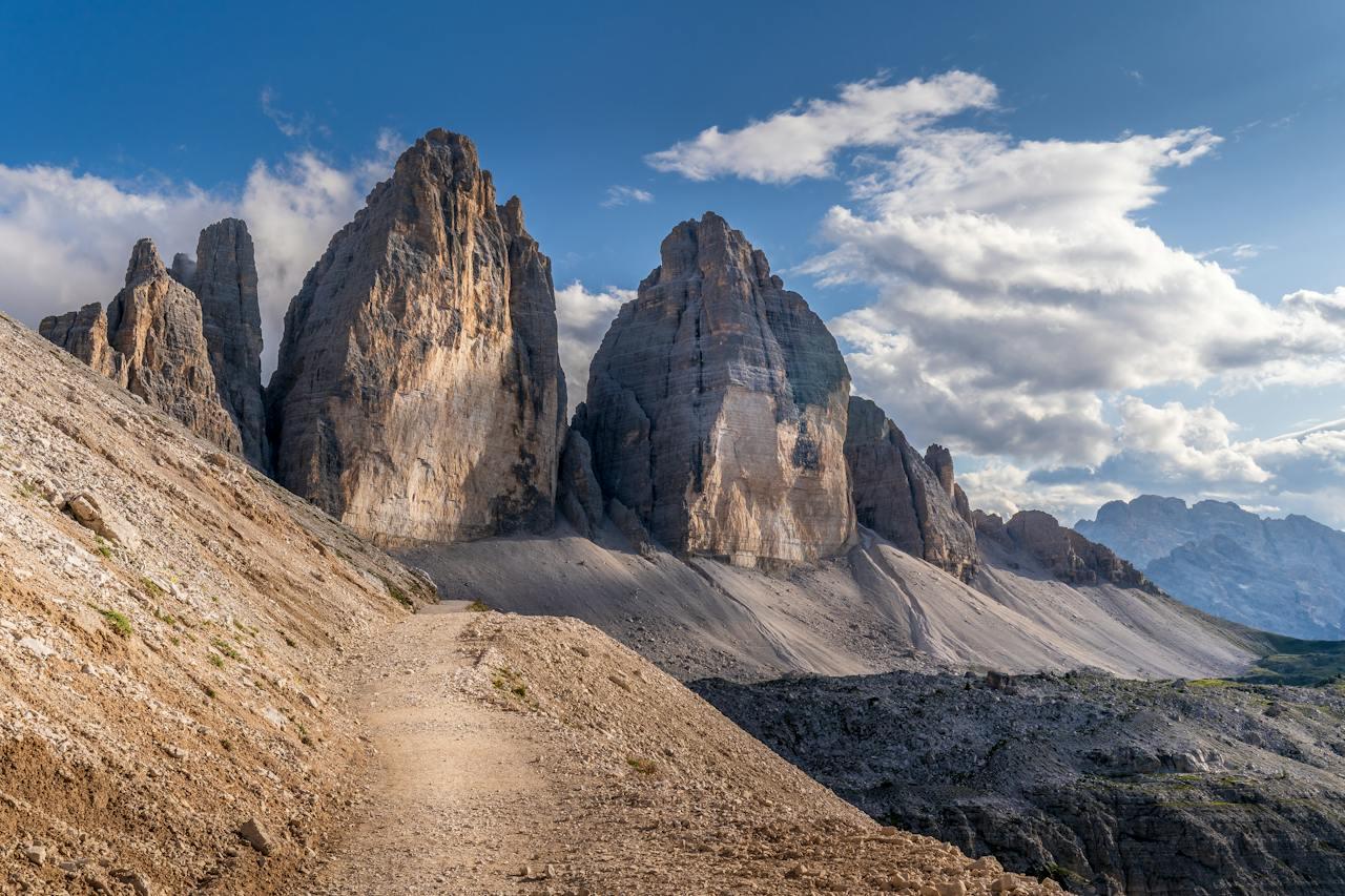 Góry Dolomity we Włoszech, dwa szczyty, sucha powierzchnia, bezśnieżne