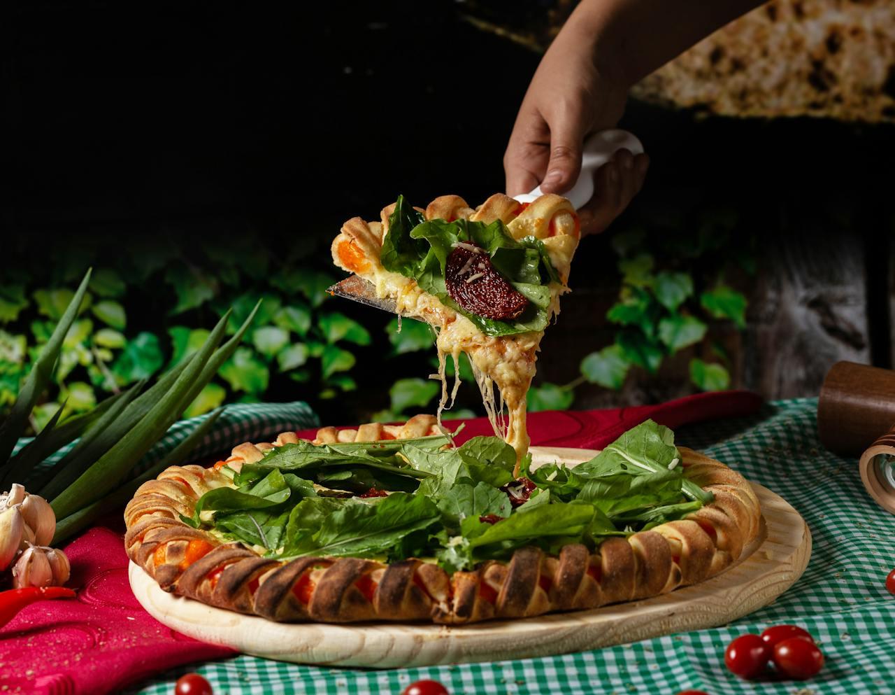 Pizza pokryta rukulą, ręka sięgająca po jeden kawałek pizzy 