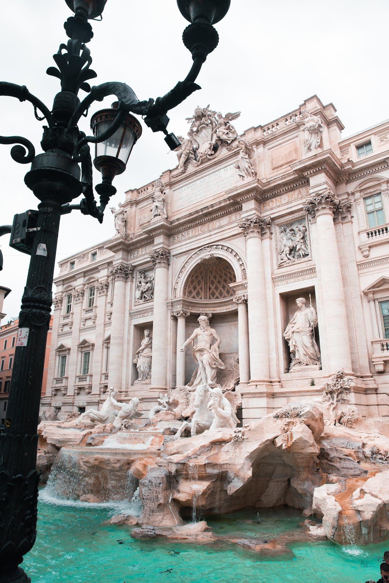 Fontana di Trevi jest jedną z największych monumentalnych fontann okresu baroku w Rzymie i jednocześnie najpopularniejszą i najchętniej odwiedzaną fontanną w Rzymie