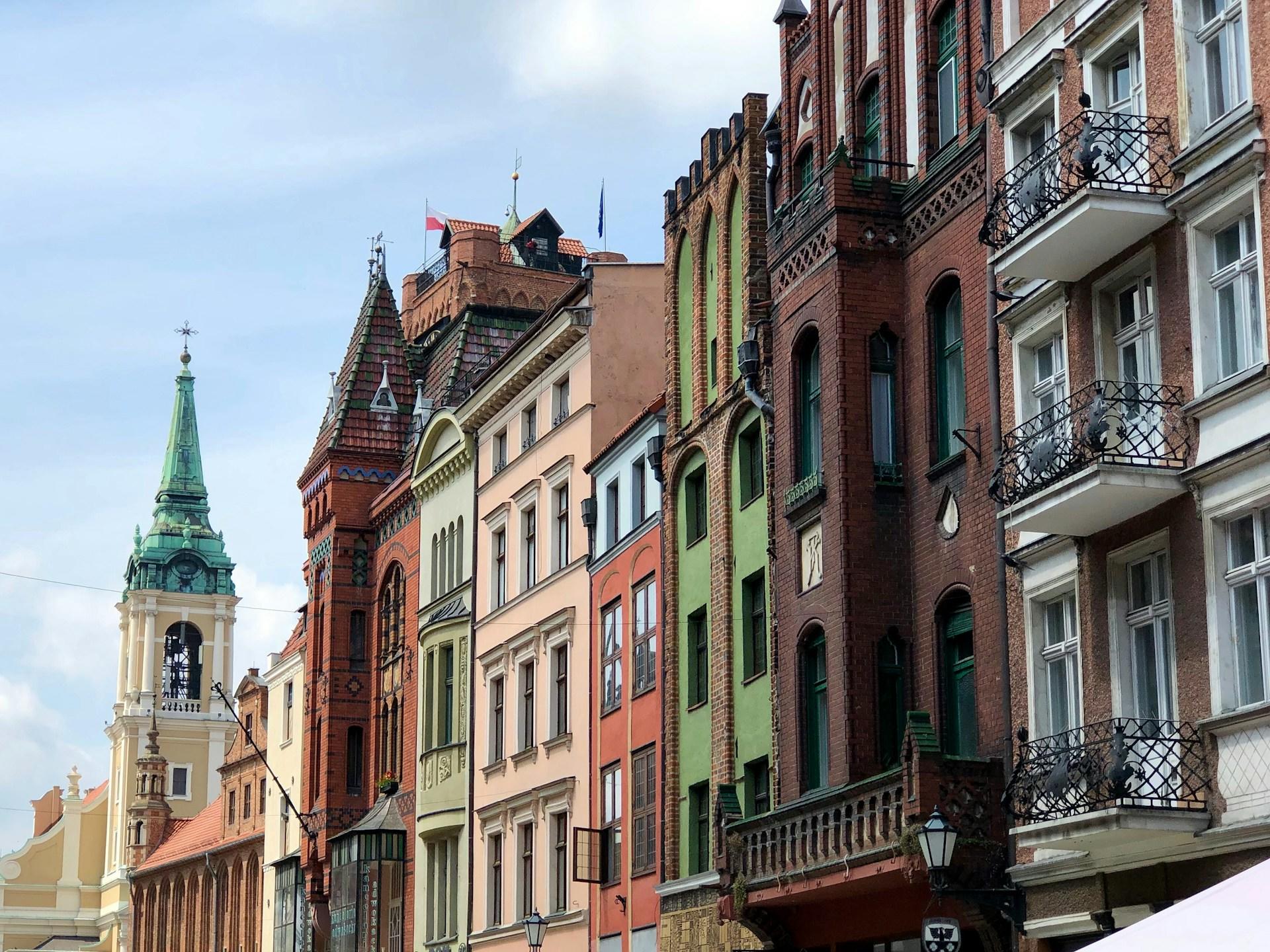 Toruń, Polska, ul. Szeroka, starówka, kolorowe kamienice.