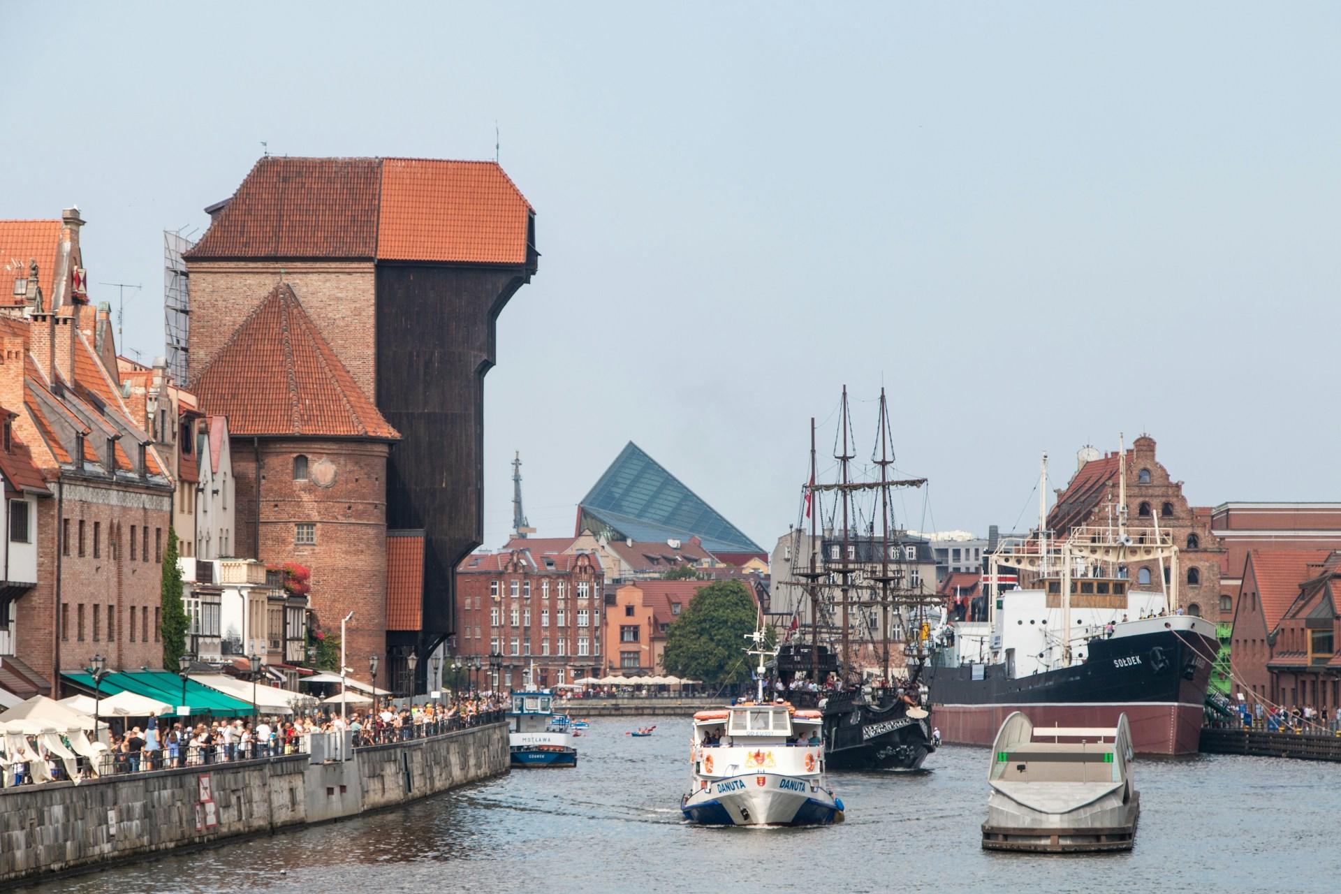 Gdańsk, gdańska starówka, rzeka, Motława, statki, ludzie, budynki.