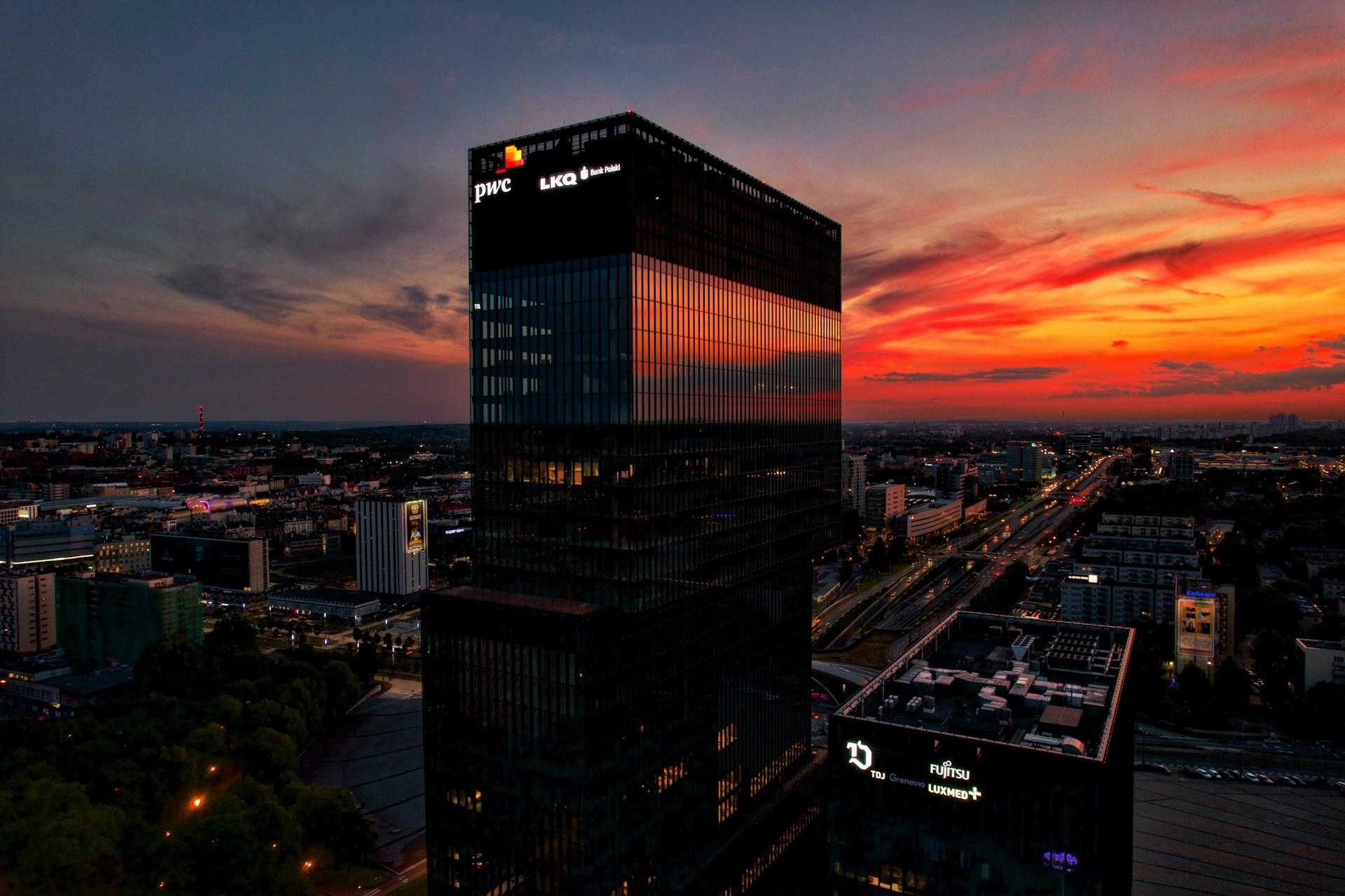 Katowice, zachód słońca, budynki, drapacz chmur.