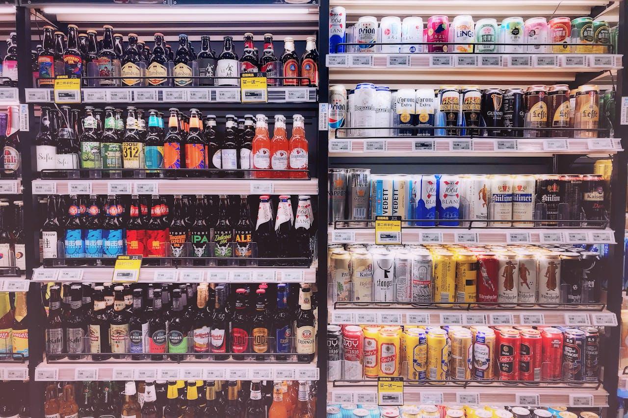 półka w supermarkecie z napojami i piwami