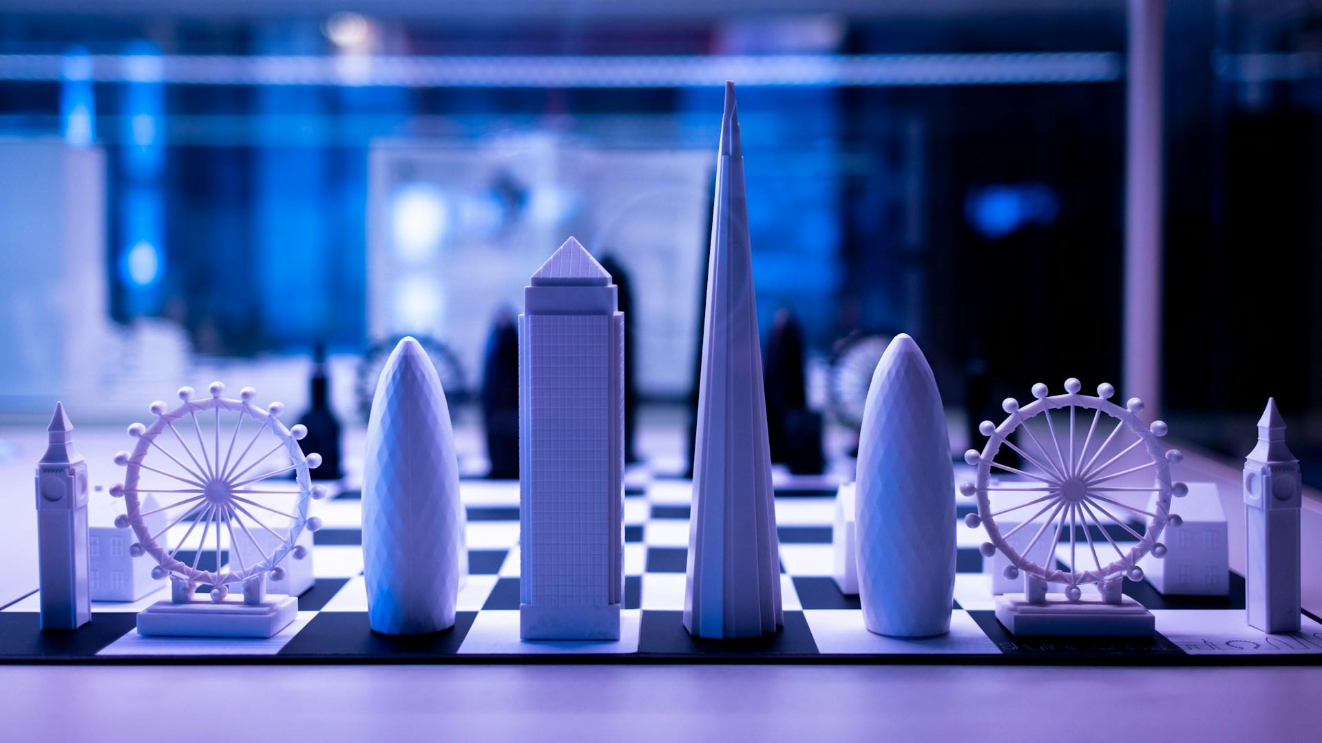 Bierki szachowe w kształcie budynków, niebieskie szachy.