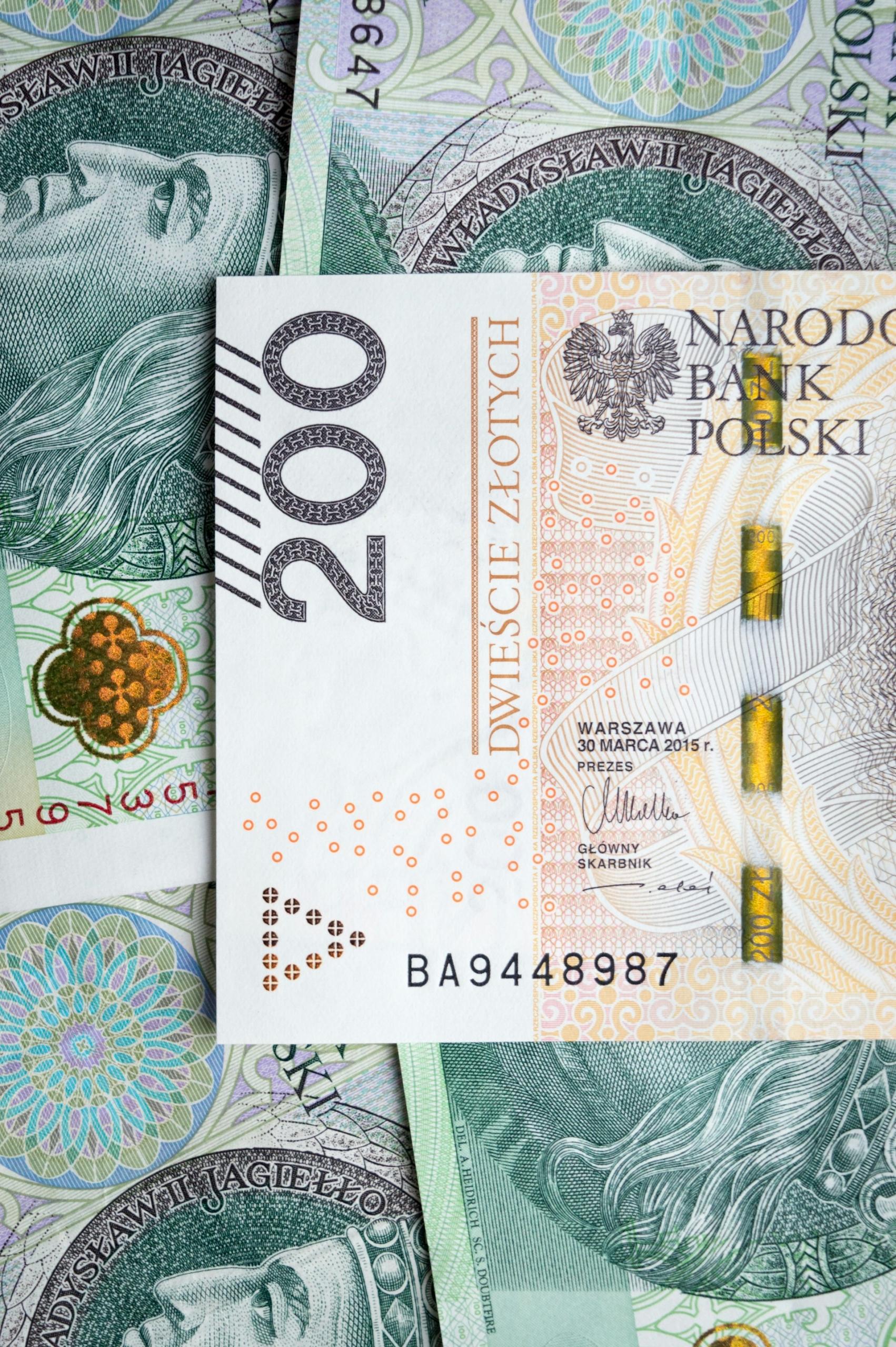 Banknoty, pieniądze, złotówki, 200 złotych, 100 złotych.
