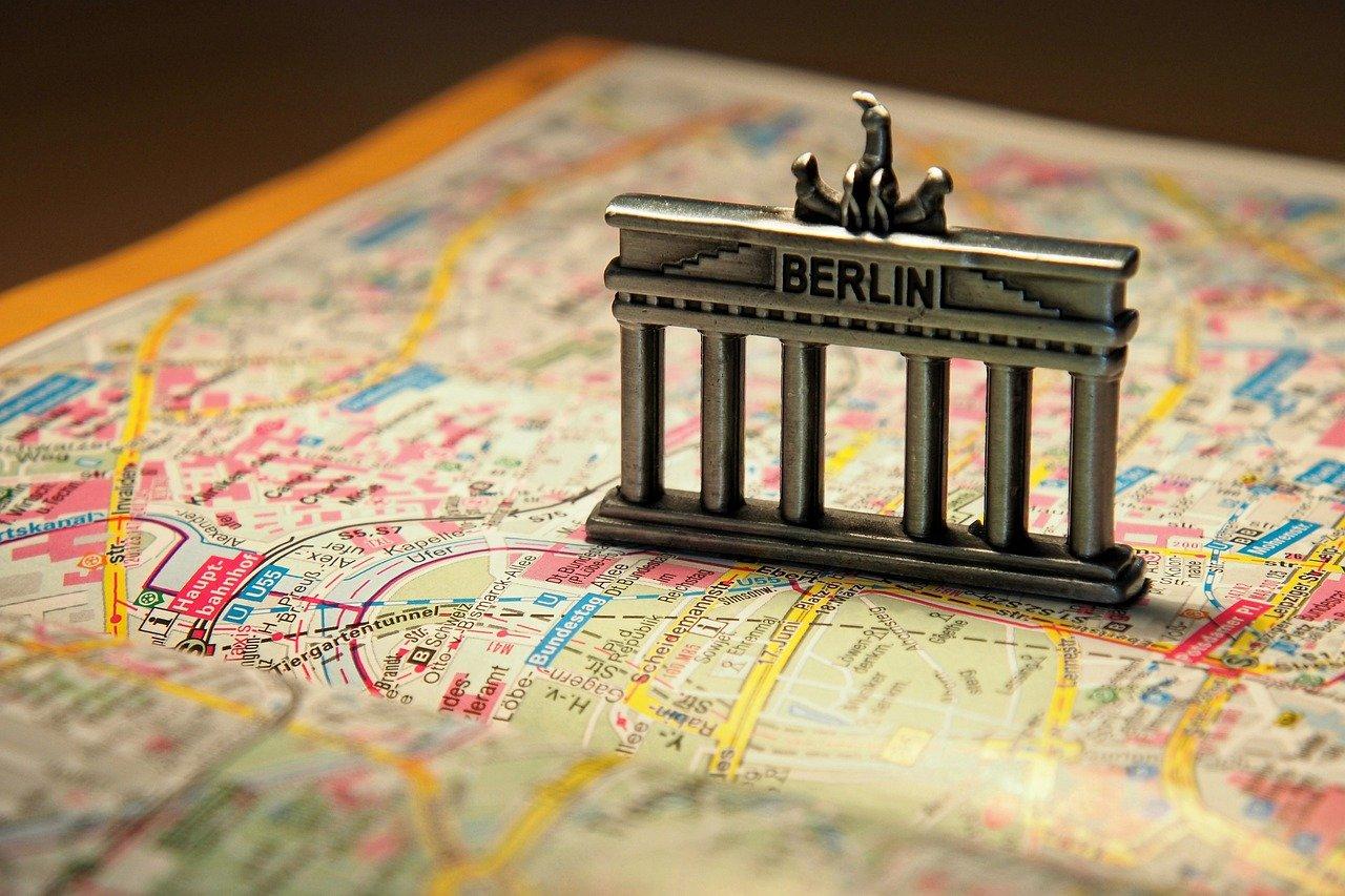 mapa berlina a na niej magnes monumentu Brama Brandenburska