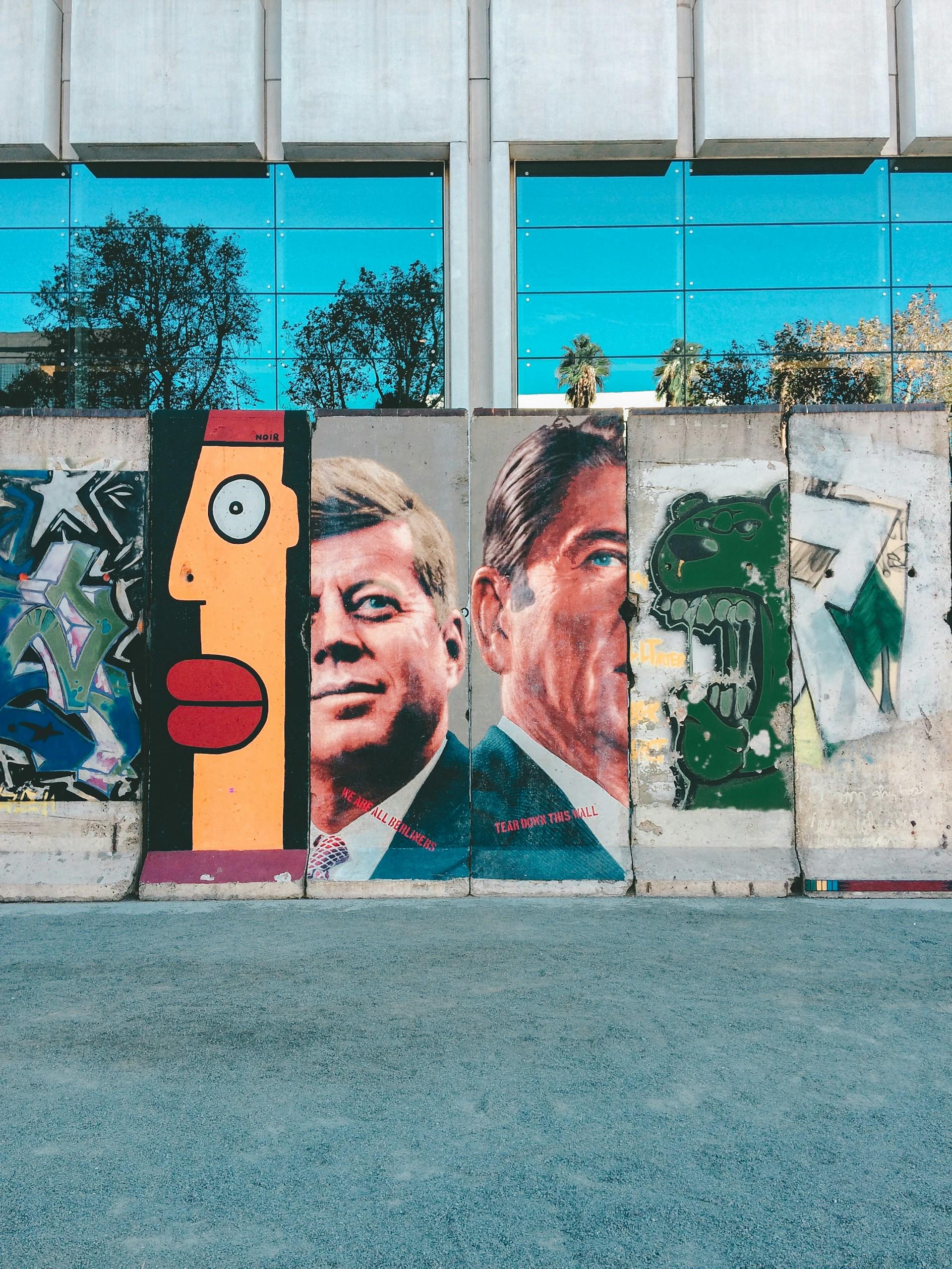grafitti, twarze, mur beliński, odbicie nieba w szybach