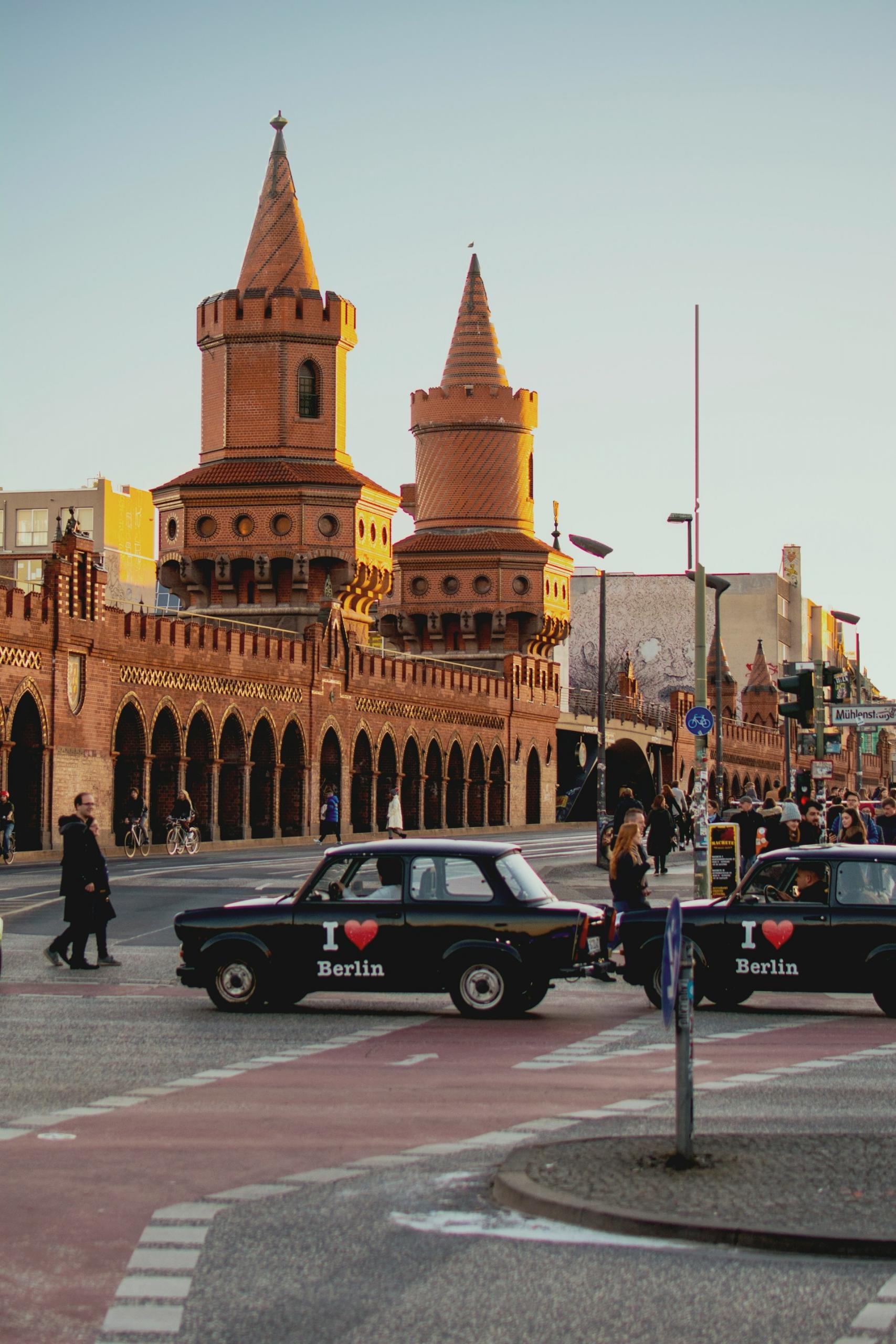 taxi z napisem I love berlin, ulica, budynek w tle z kolumnami i dwoma wieżami