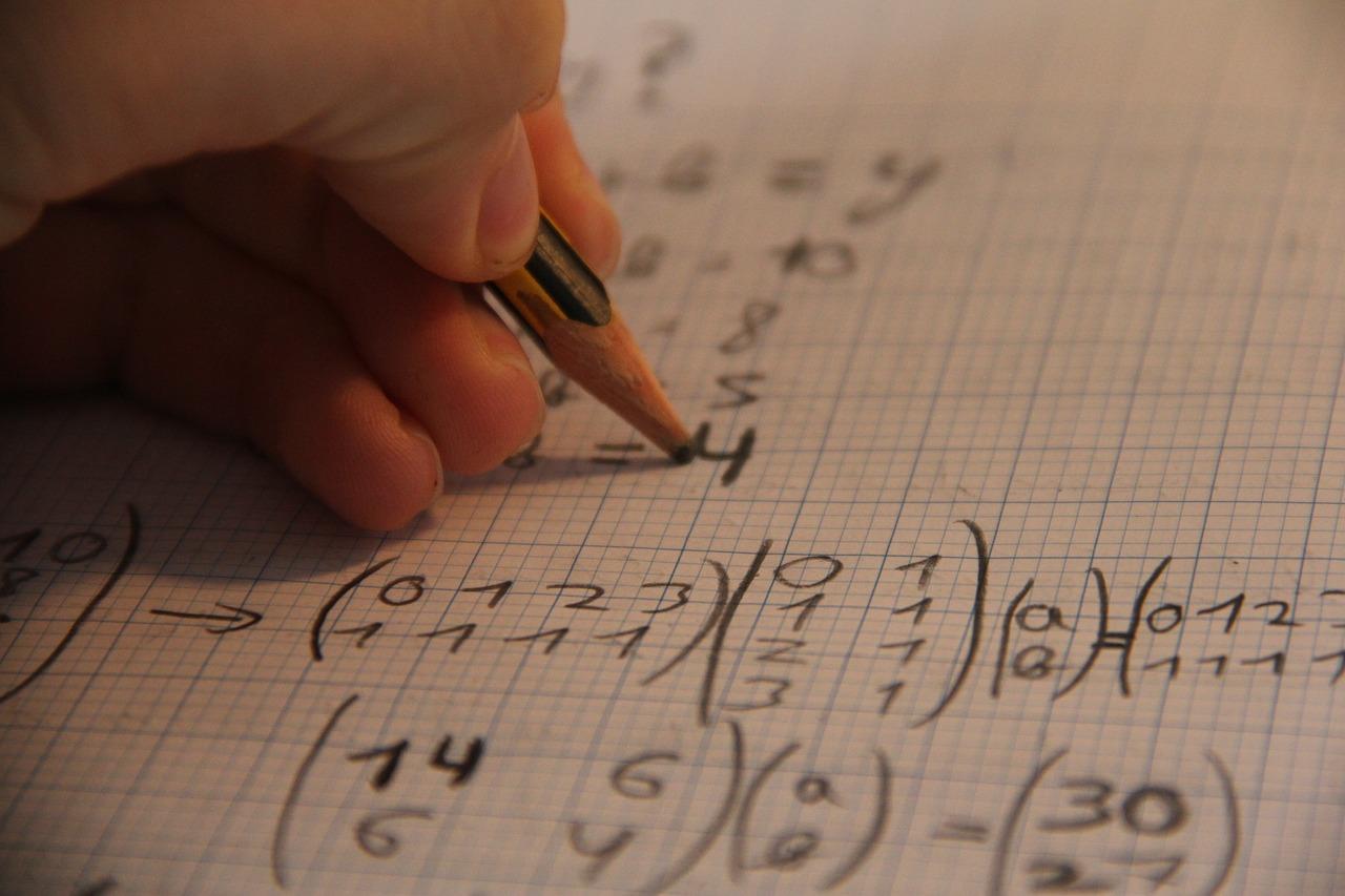 Zeszyt, dłoń, równania matematyczne, matematyka, ołówek.