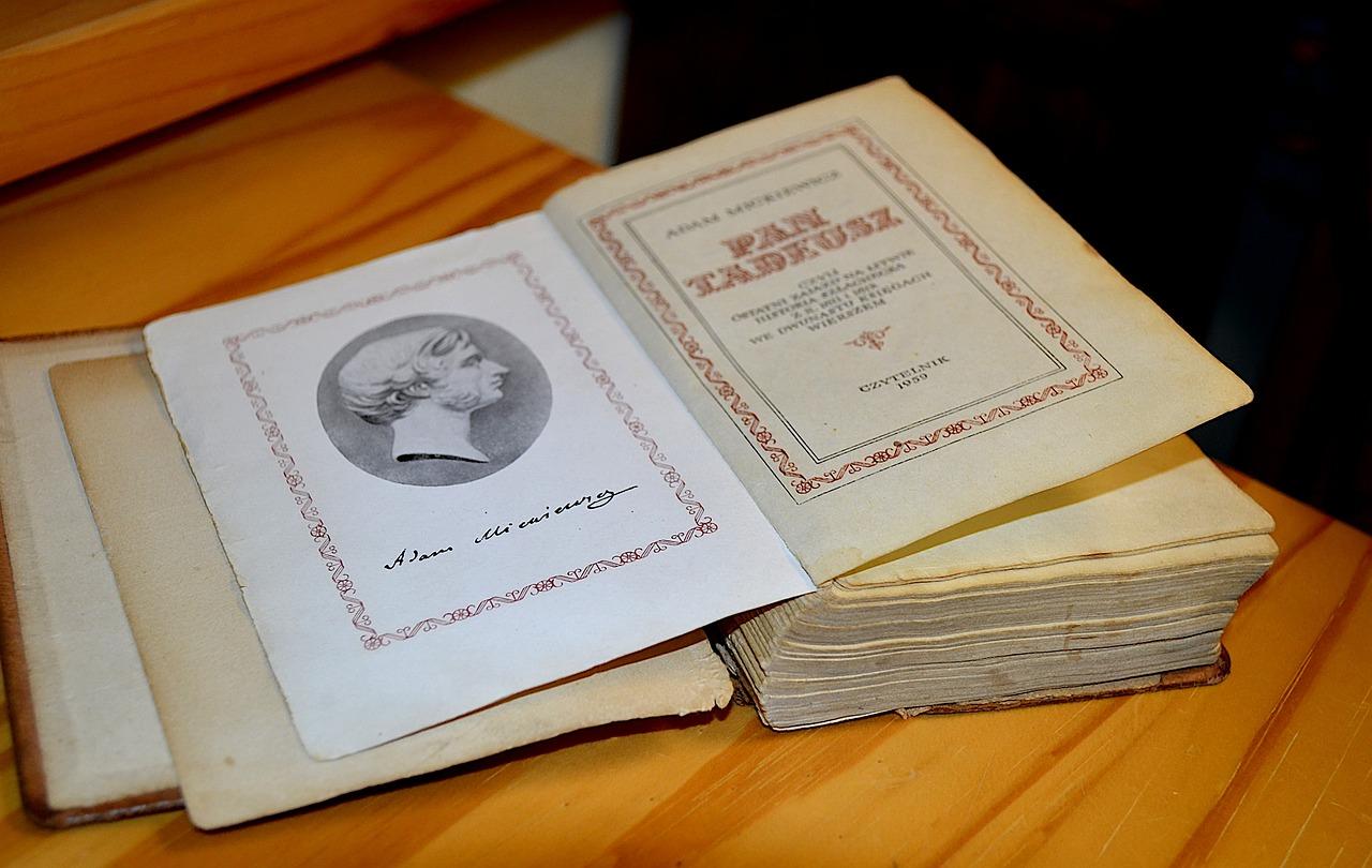 Adam Mickiewicz, Pan Tadeusz, książka na stole.