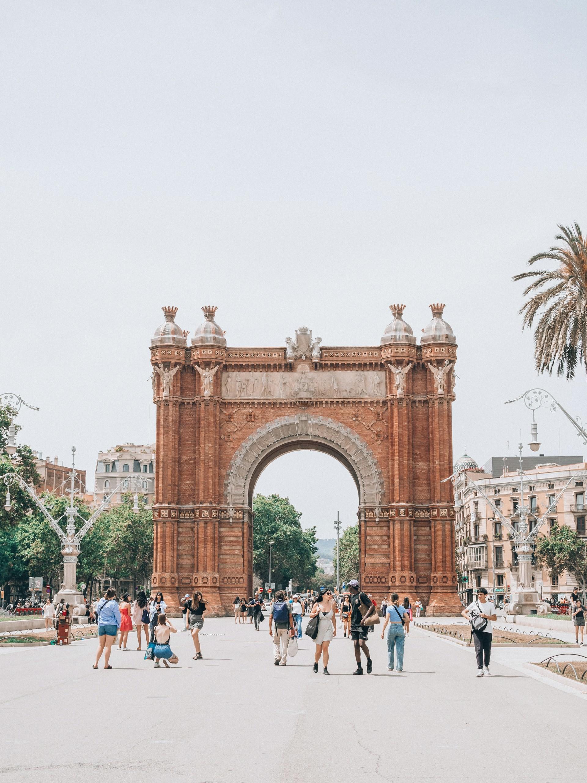 Barcelona, Hiszpania, ludzie, budynki, brama, drzewa.