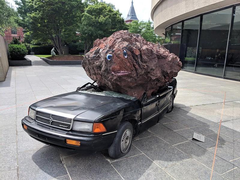 Still Life With Xitle and Spirit, Jimmie Durham, rzeźba, samochód, głaz, muzeum, drzewa.