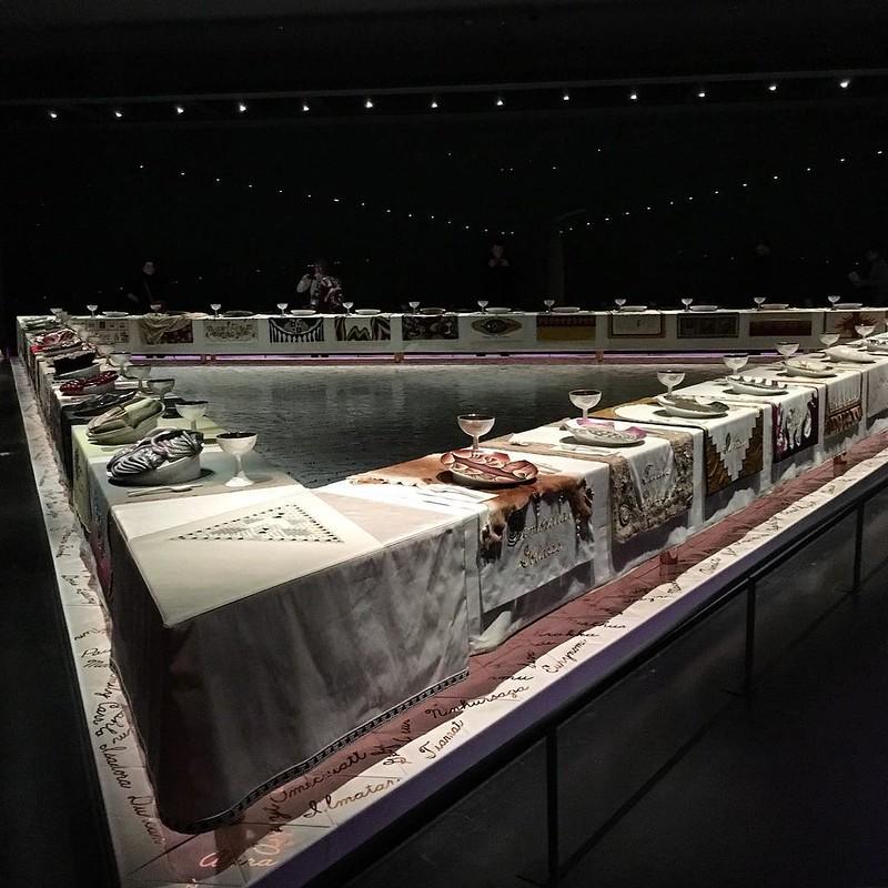 The dinner party, Judy Chicago, stół z zastawą, obrus.
