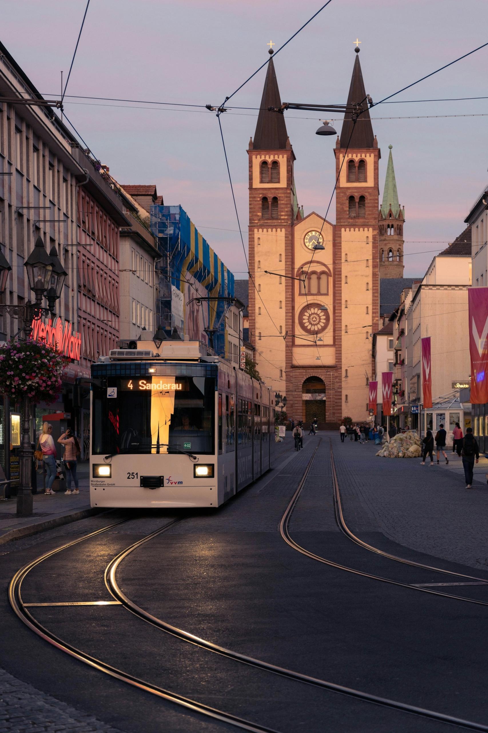 Wurzburg, Niemcy, nauka języka niemieckiego, kościół, tramwaj, ulica, budynki.