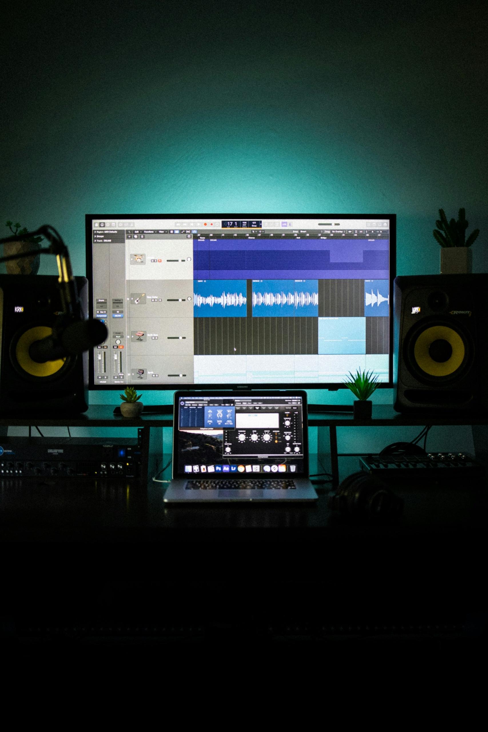 Komputer, monitor, biurko, głośniki, mikrofon, domowe studio muzyczne, nagrywanie dźwięku.