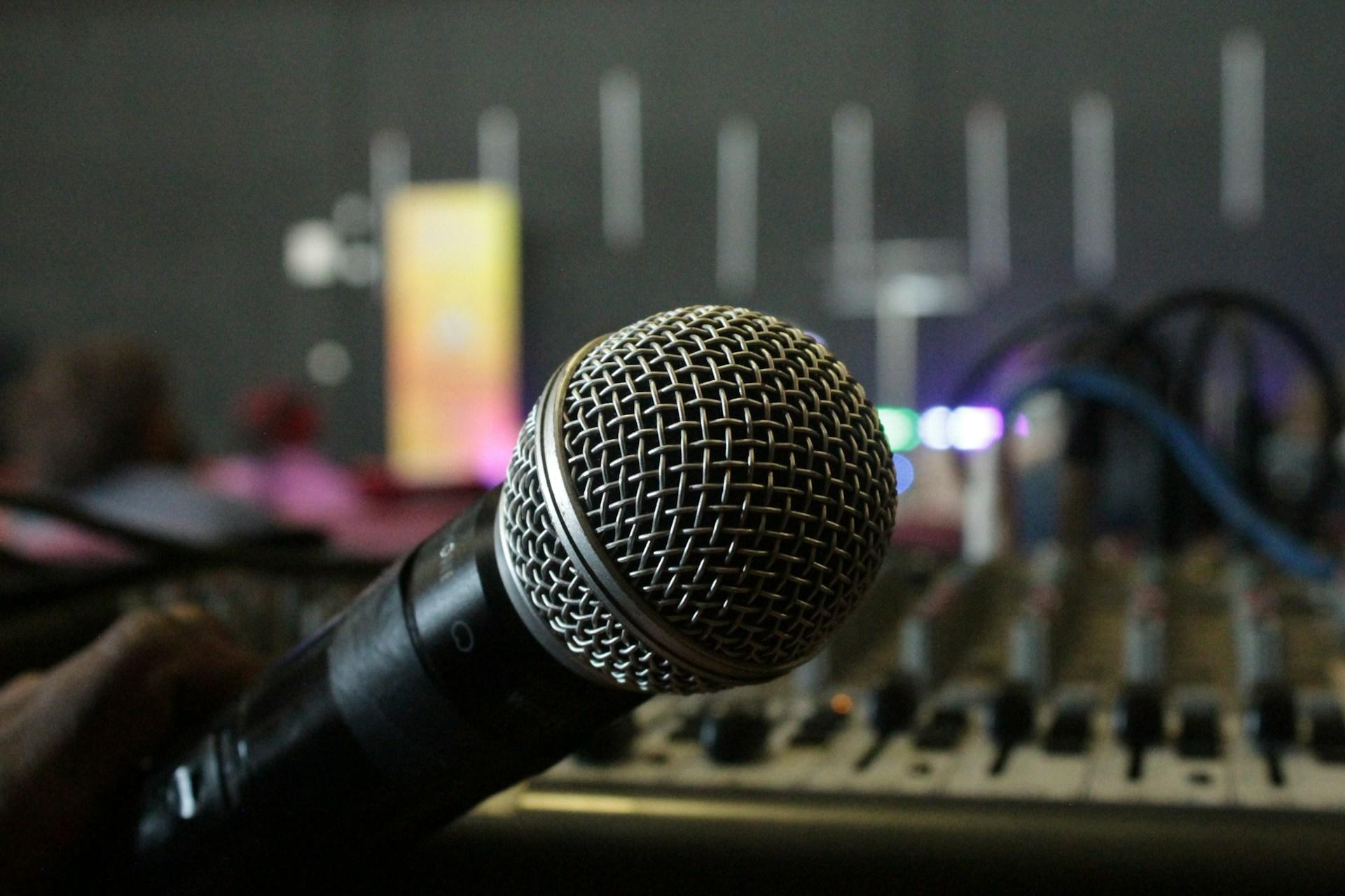 Studio nagrań, mikrofon, nagrywanie dźwięku.