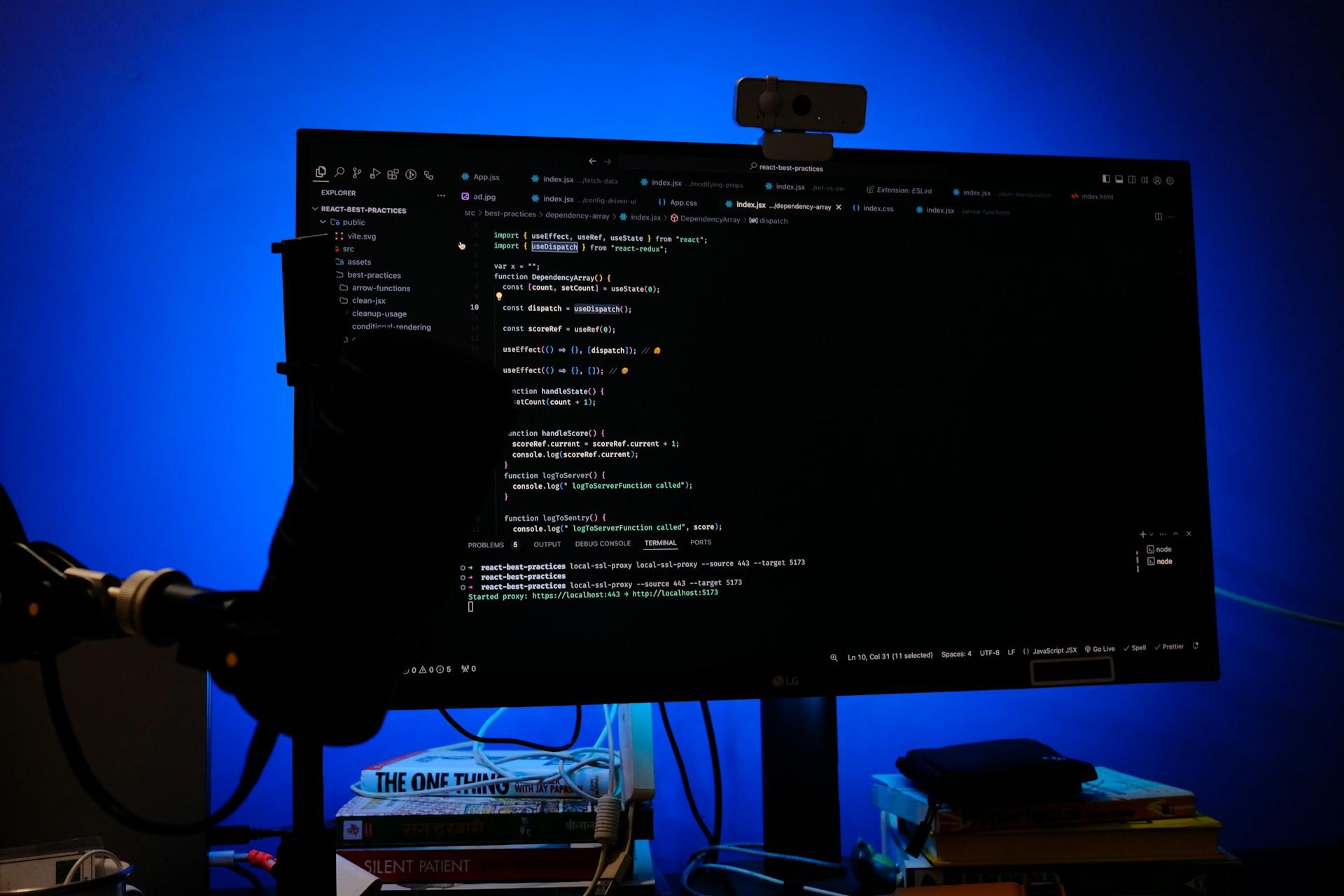 Monitor komputerowy z kodem programowania.