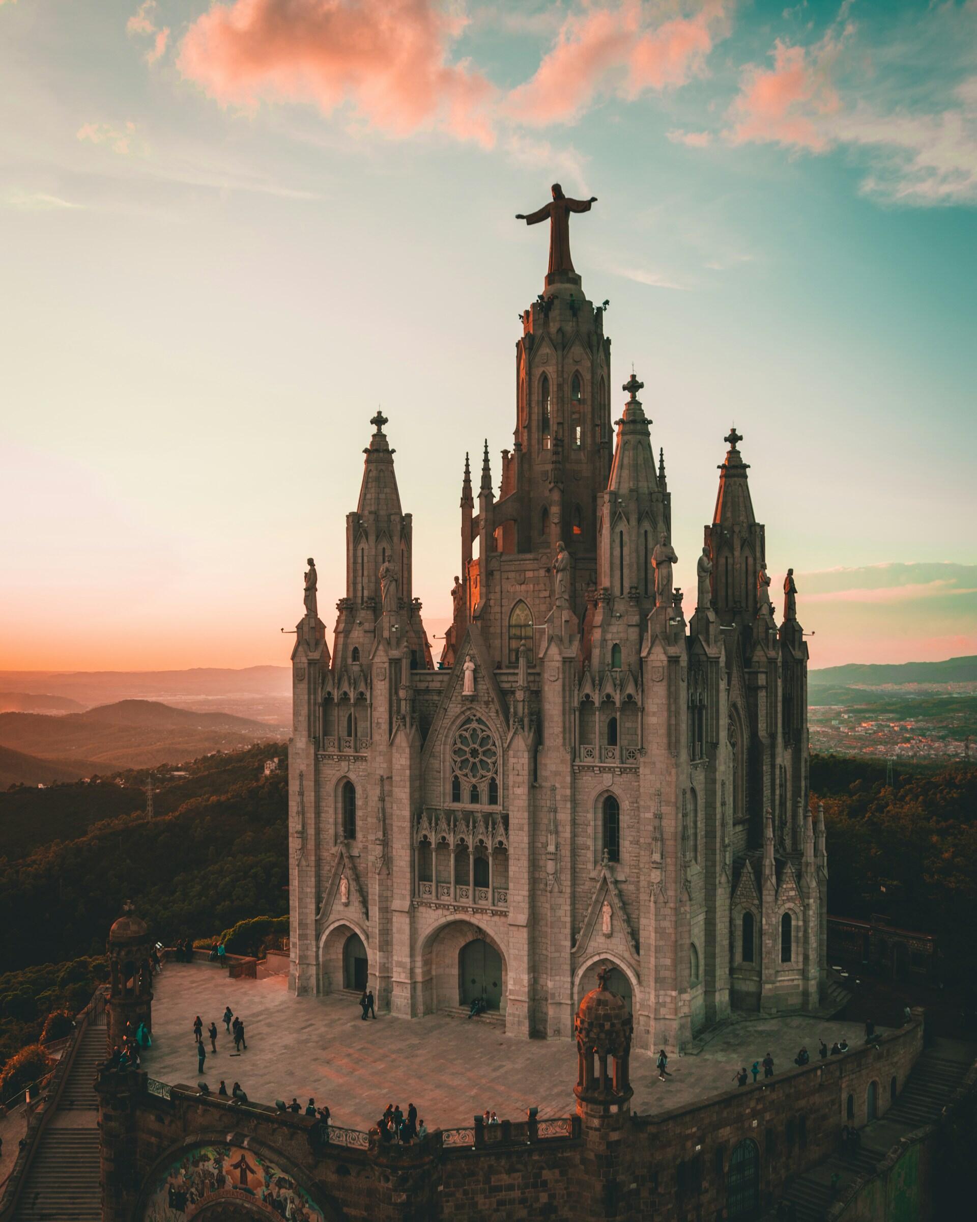 Kościół na wzgórzu Tibidabo, Barcelona, Hiszpania.