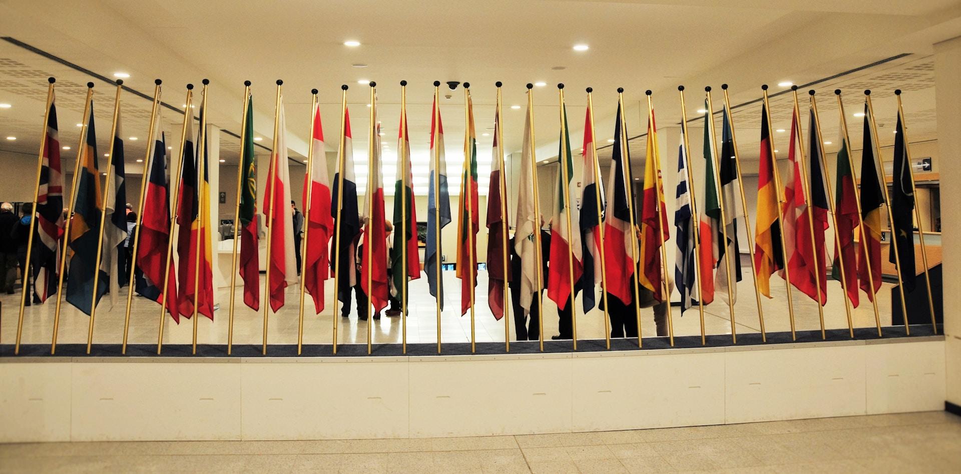 Flagi Unii Europejskiej wewnątrz budynku.