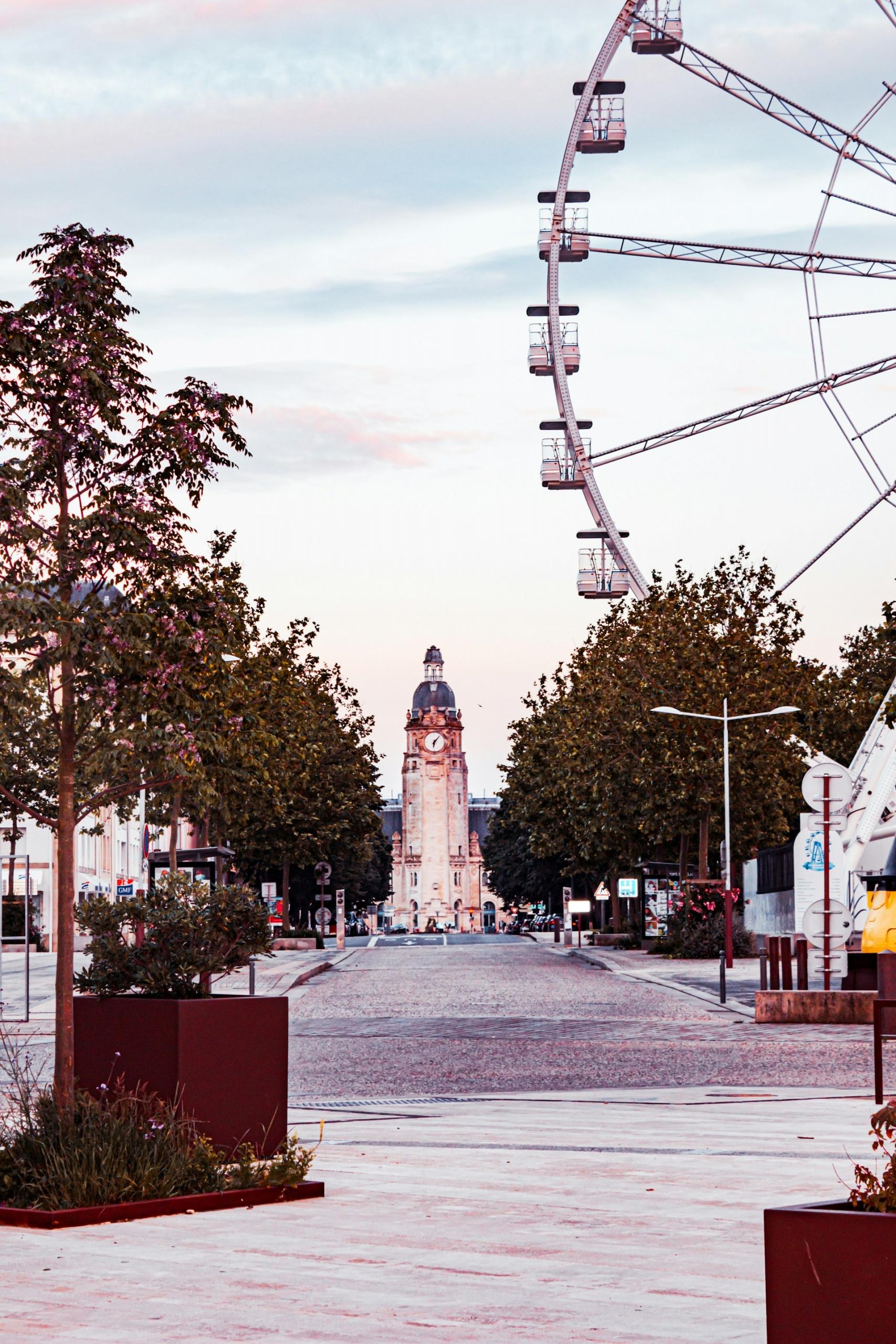 La Rochelle, Francja, chodnik i diabelski młyn.