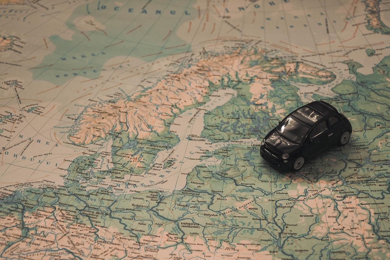 mapa północy europy i mały samochodzik zabawka położony na mapie