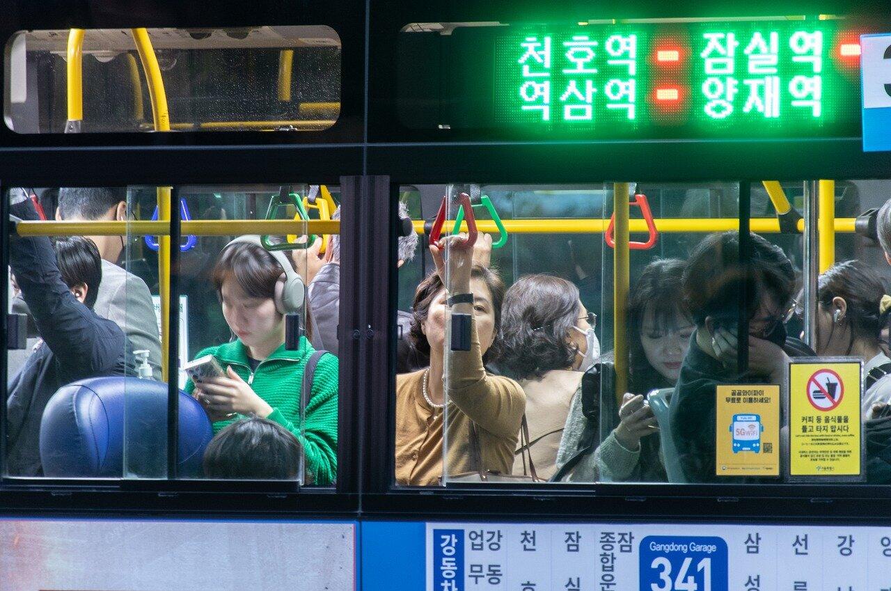 korea południowa, autobus, zdjecie ludzi w autobusie