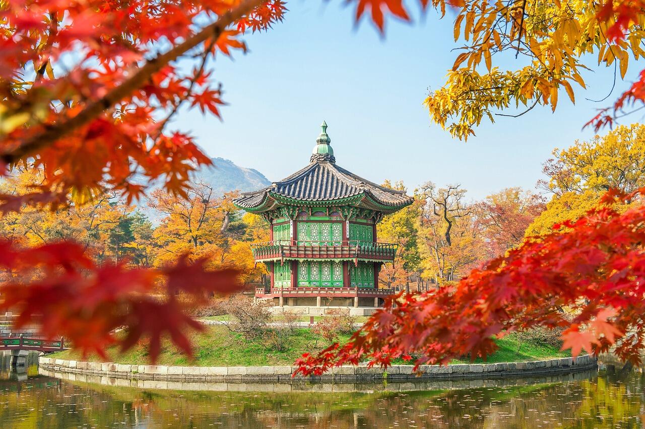 Koreańska architektura, park, woda, czerwone liście
