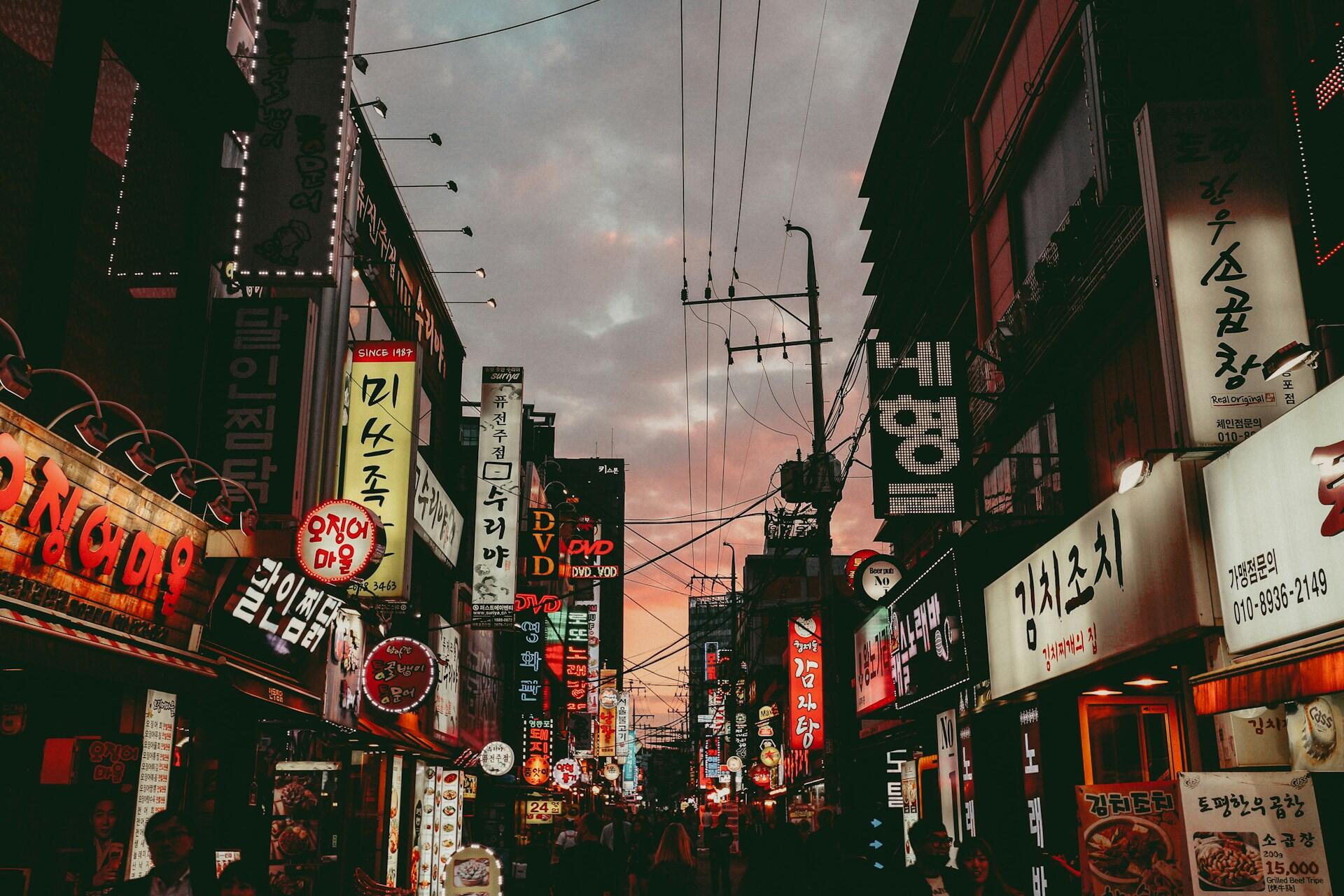 ulica handlowa seulu, bilbordy, szyldy, światła, koreańskie napisy