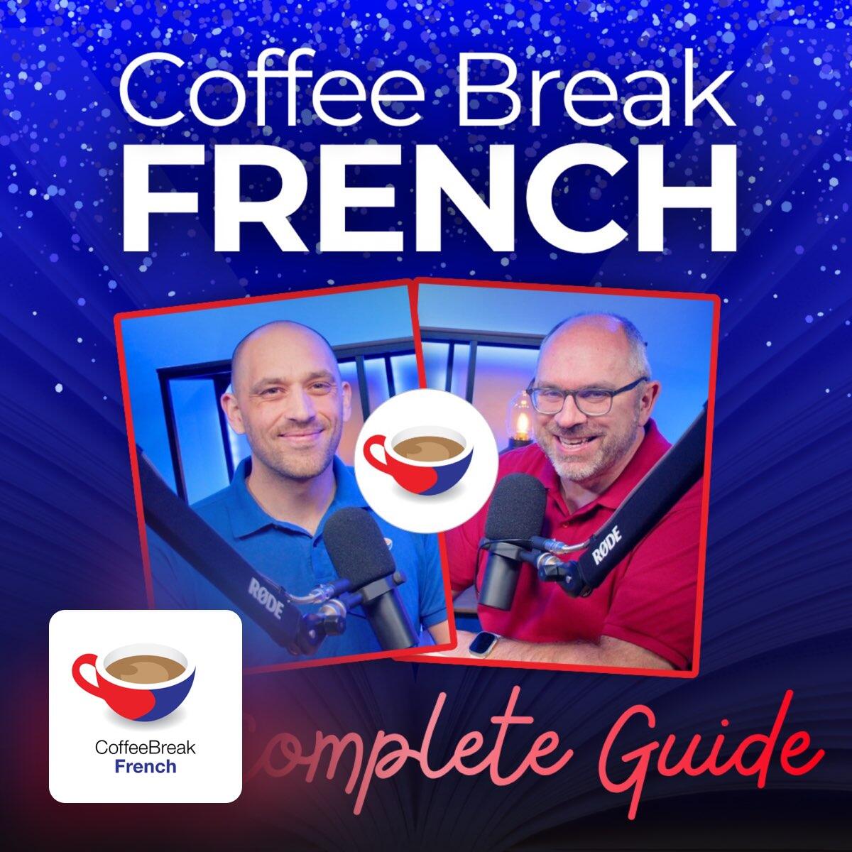 Okładka podcastu „Coffee Break French” przedstawiająca dwóch prowadzących z mikrofonami, logo w kształcie filiżanki kawy oraz napis „Kompletny przewodnik”.