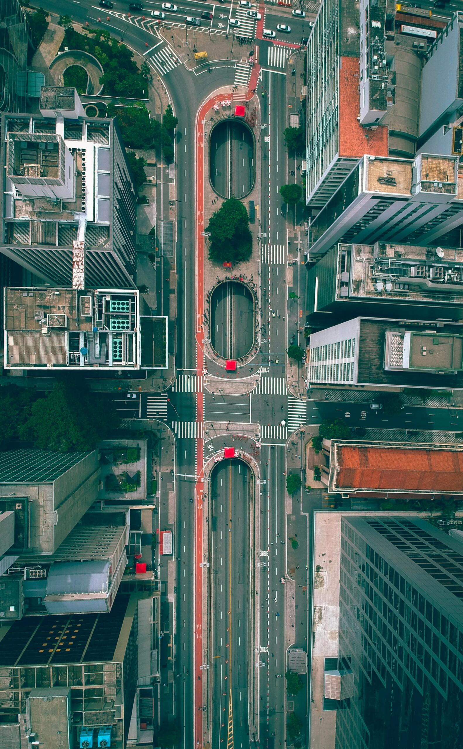 Infrastruktura drogowa w dużym mieście, budynki.